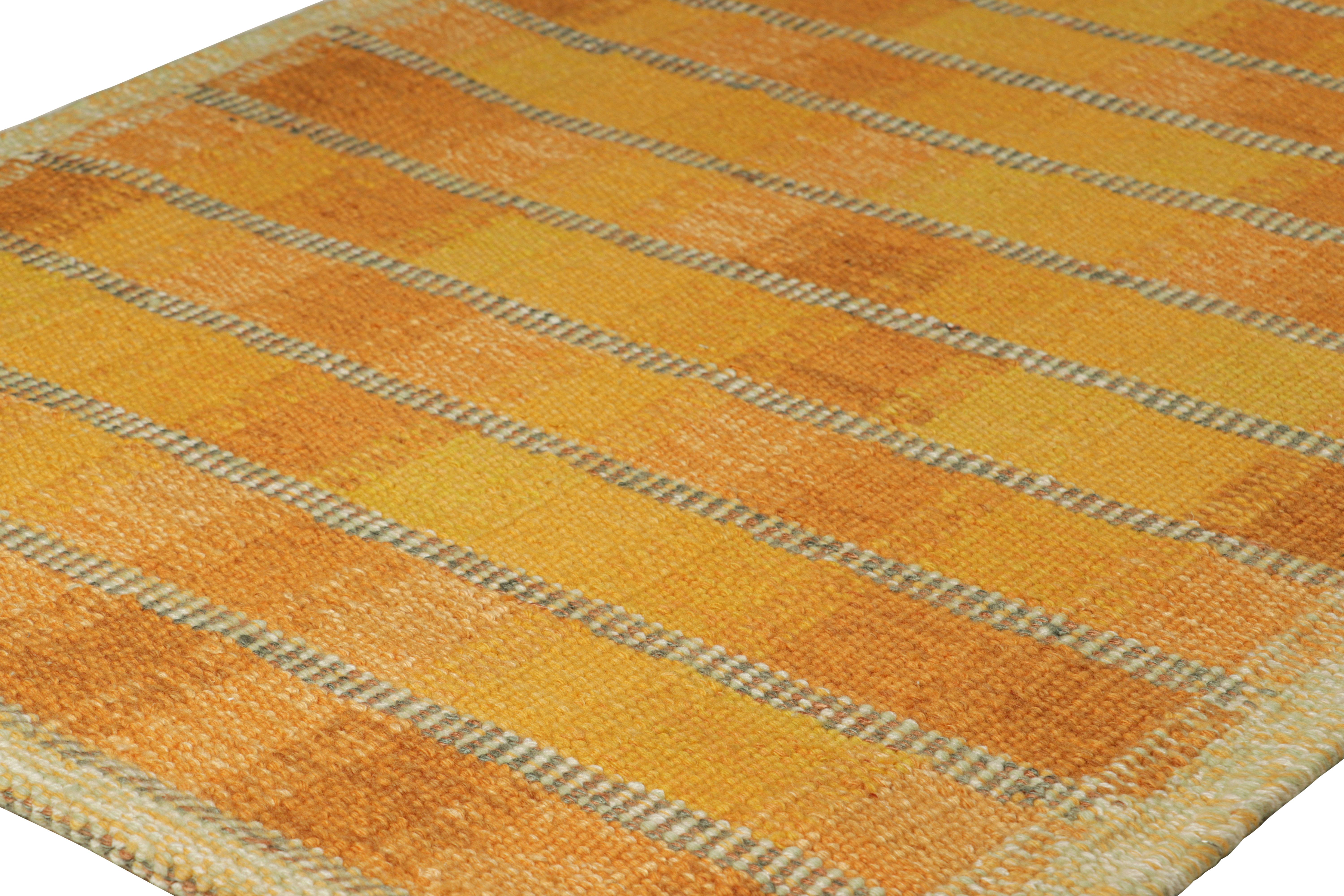 Rug & Kilim's Teppich im skandinavischen Stil in Gold und Rosa mit geometrischen Mustern (Moderne) im Angebot