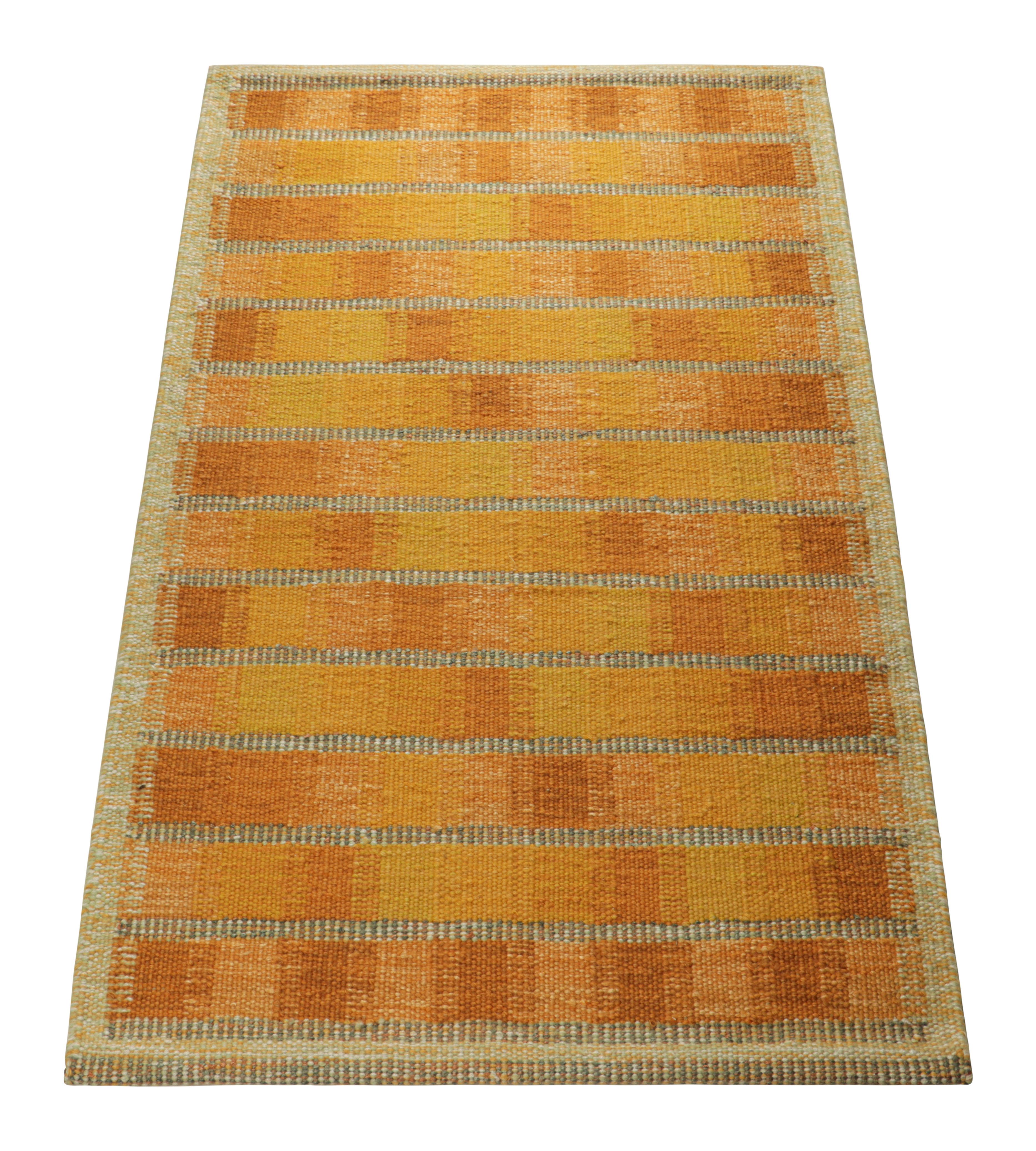 Rug & Kilim's Teppich im skandinavischen Stil in Gold und Rosa mit geometrischen Mustern (Indisch) im Angebot