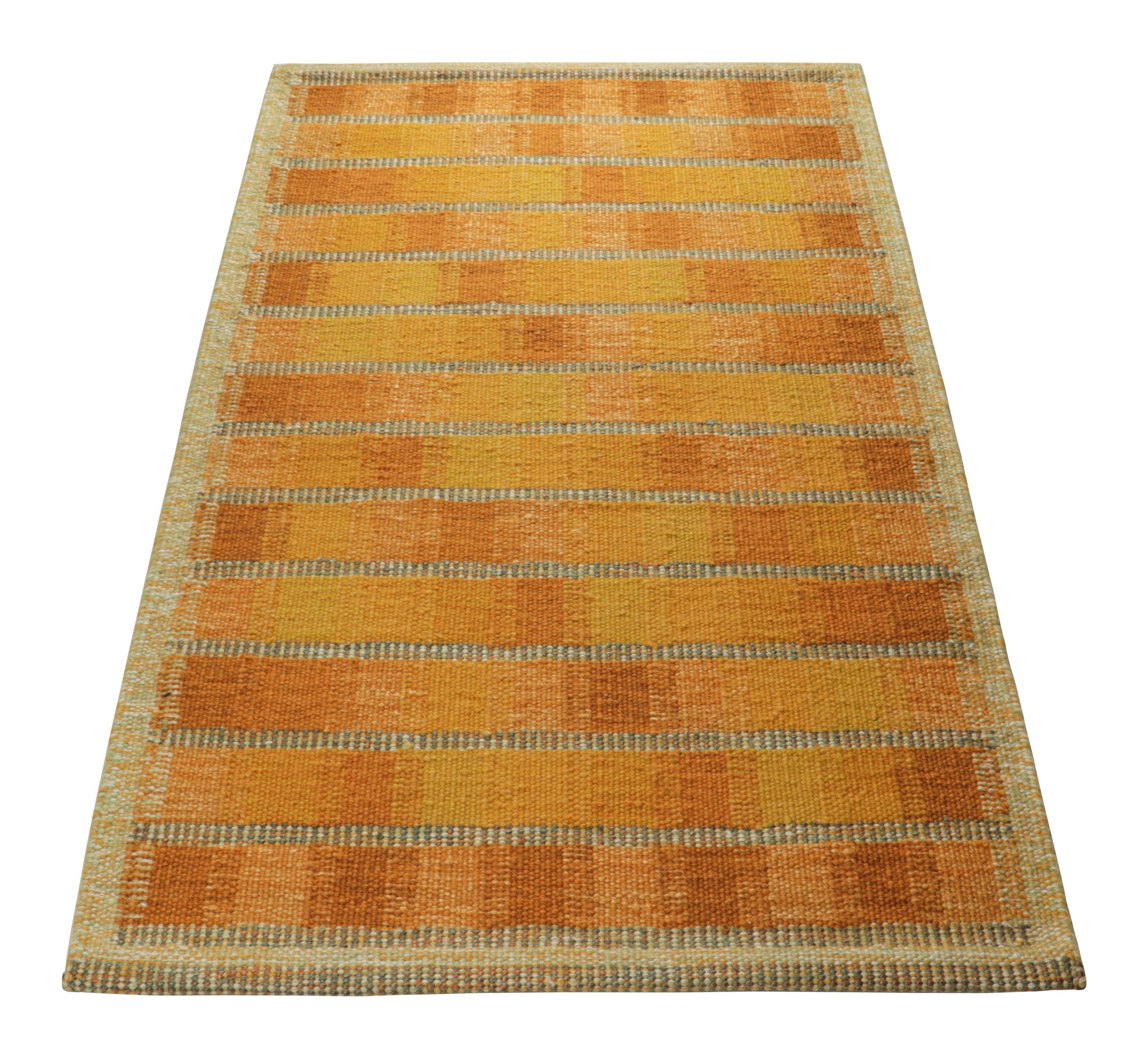Rug & Kilim's Teppich im skandinavischen Stil in Gold und Rosa mit geometrischen Mustern (Handgewebt) im Angebot