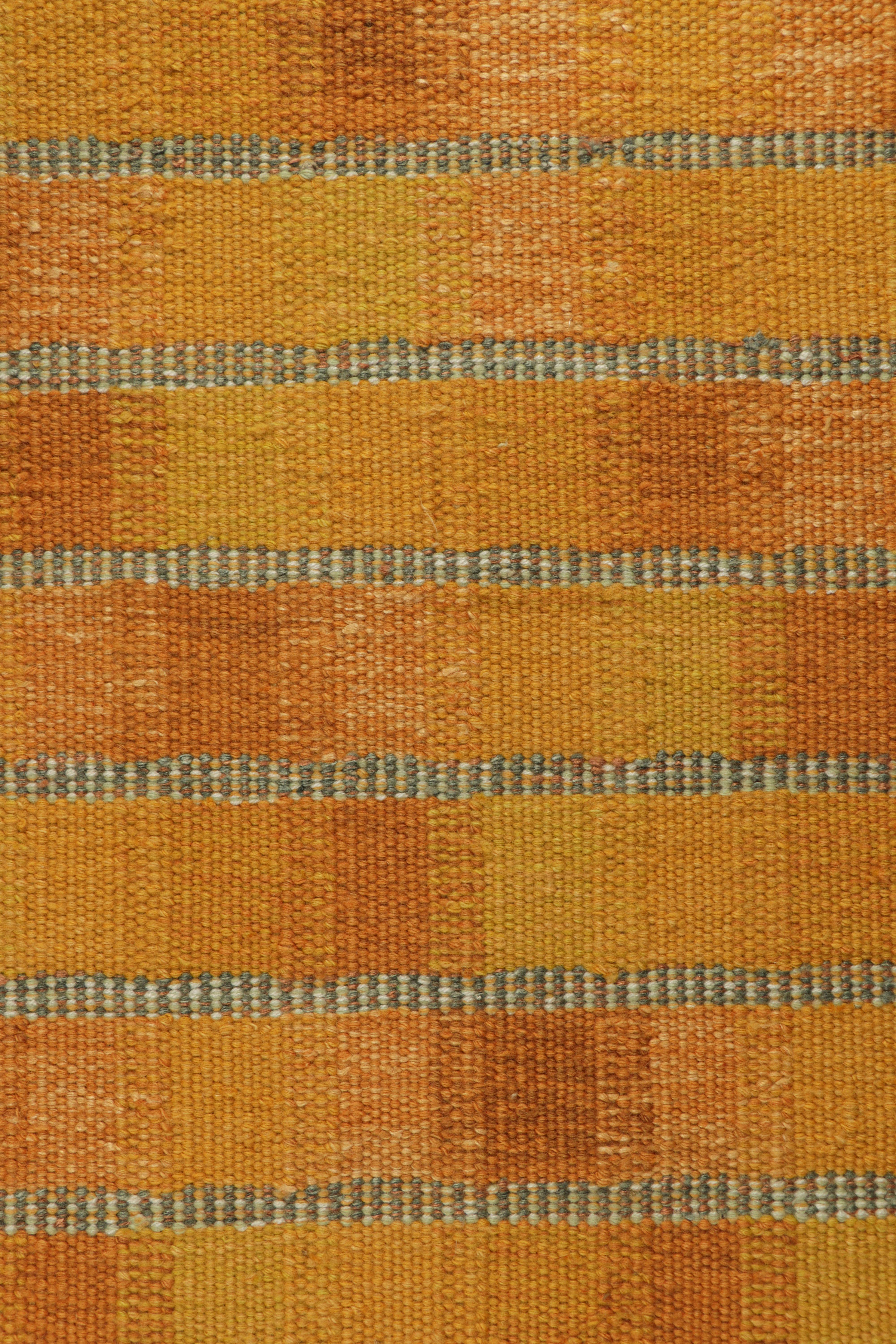 Rug & Kilim's Teppich im skandinavischen Stil in Gold und Rosa mit geometrischen Mustern im Zustand „Neu“ im Angebot in Long Island City, NY