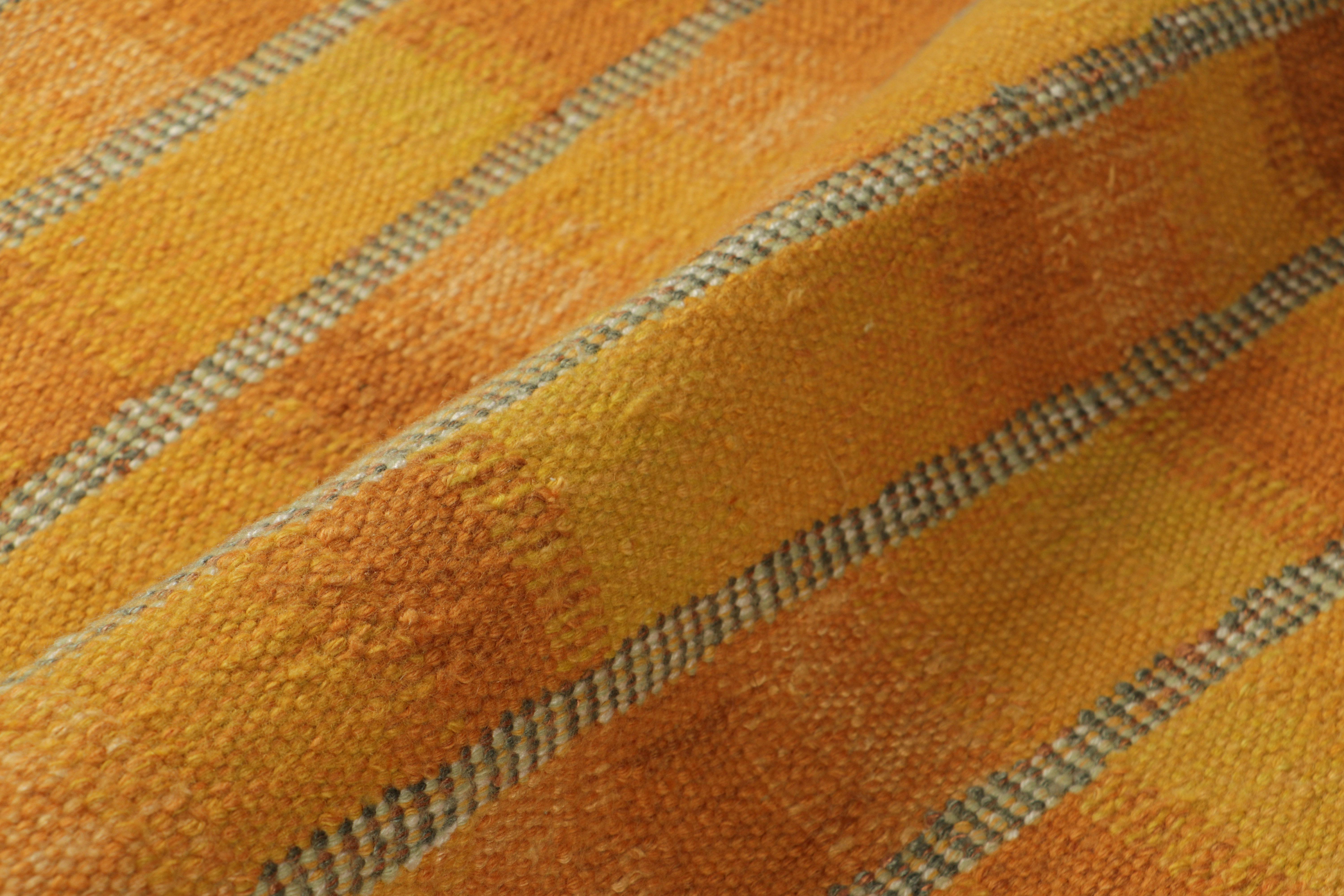 Rug & Kilim's Teppich im skandinavischen Stil in Gold und Rosa mit geometrischen Mustern (21. Jahrhundert und zeitgenössisch) im Angebot