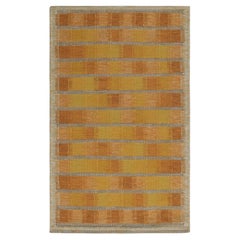 Rug & Kilim's Teppich im skandinavischen Stil in Gold und Rosa mit geometrischen Mustern