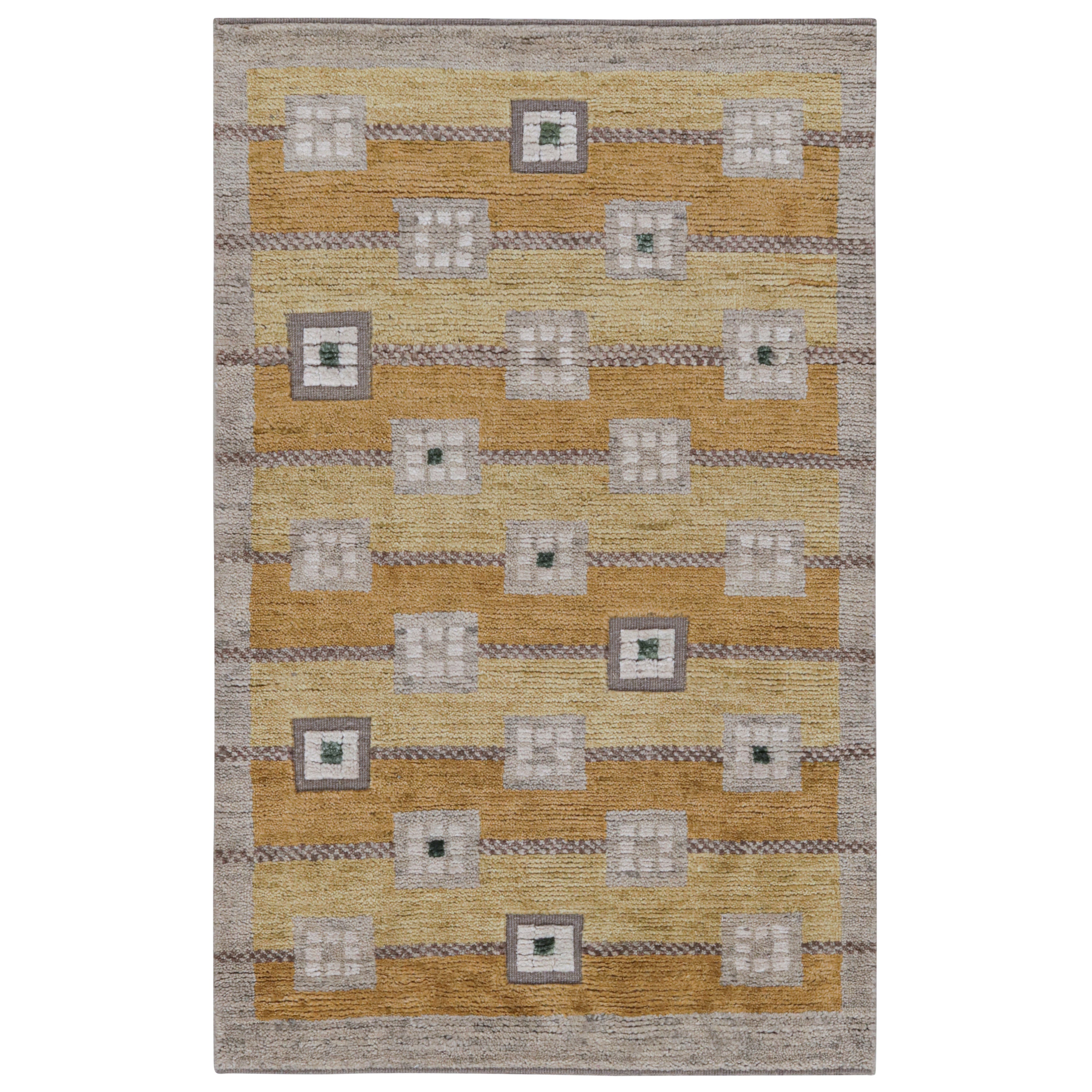 Rug & Kilim: Tappeto in stile scandinavo con motivi geometrici oro, marrone e grigio