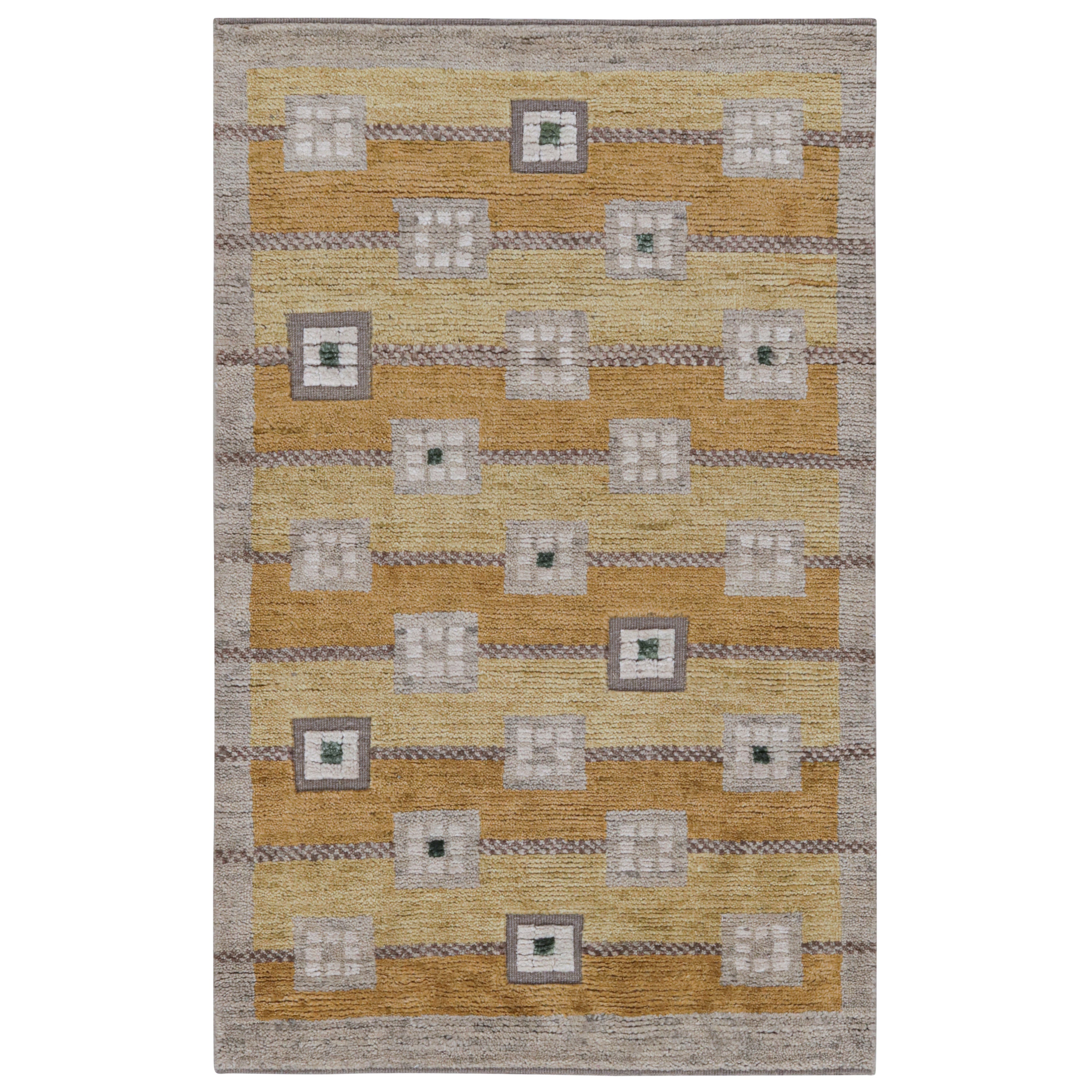 Rug & Kilim's Teppich im skandinavischen Stil mit geometrischen Mustern in Gold, Brown und Grau
