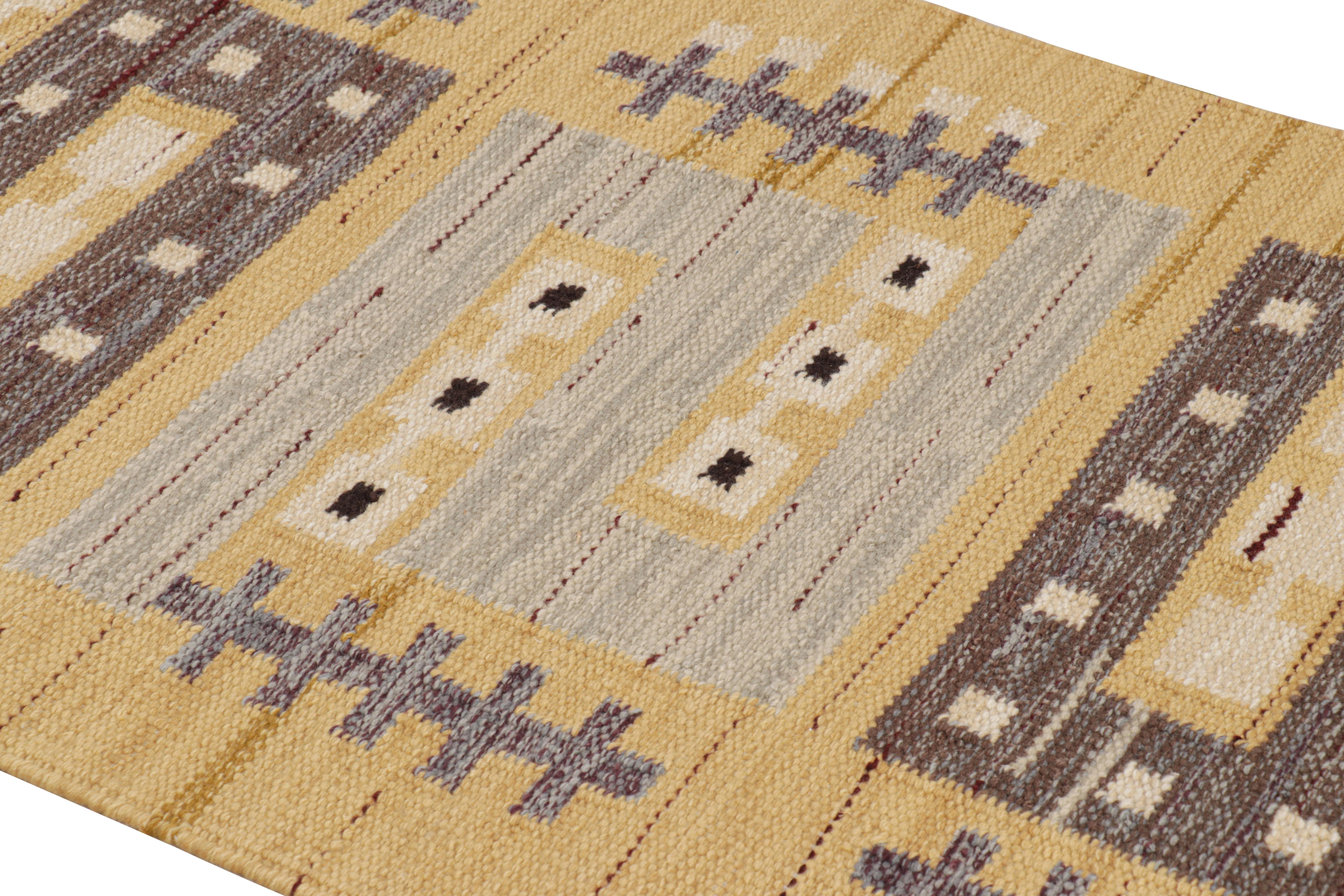 Dieser skandinavische Kelim 3x5, handgewebt aus Wolle, aus unserer berühmten Flachgewebe-Textur der titelgebenden, preisgekrönten Collection'S, genießt die Finesse schwedischer Ästhetik mit einem geometrischen Muster. 

Über das Design: 

Bewunderer