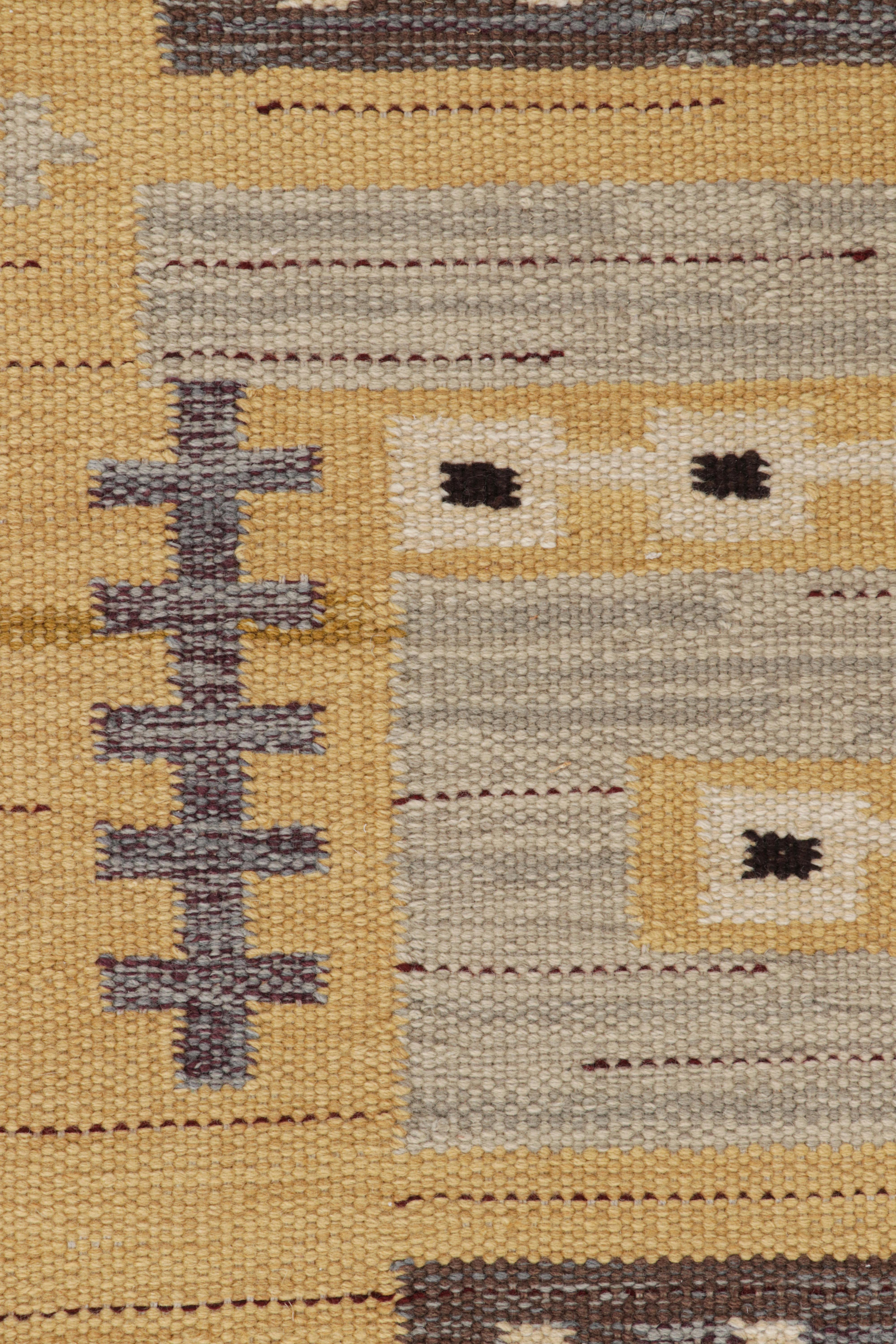 Rug & Kilim's Teppich im skandinavischen Stil mit geometrischen Mustern in Gold, Grau und Brown (Moderne) im Angebot