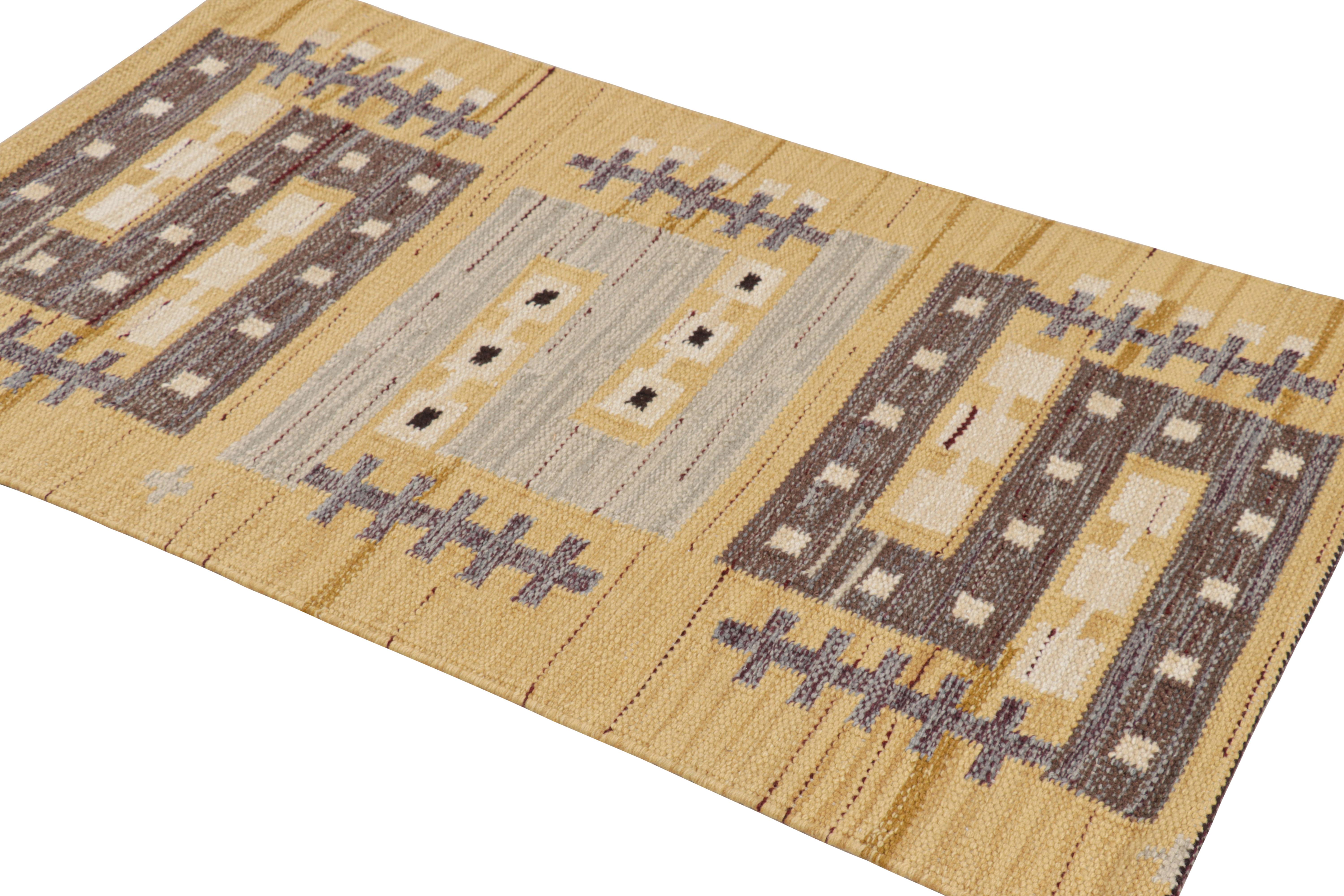 Rug & Kilim's Teppich im skandinavischen Stil mit geometrischen Mustern in Gold, Grau und Brown (Indisch) im Angebot