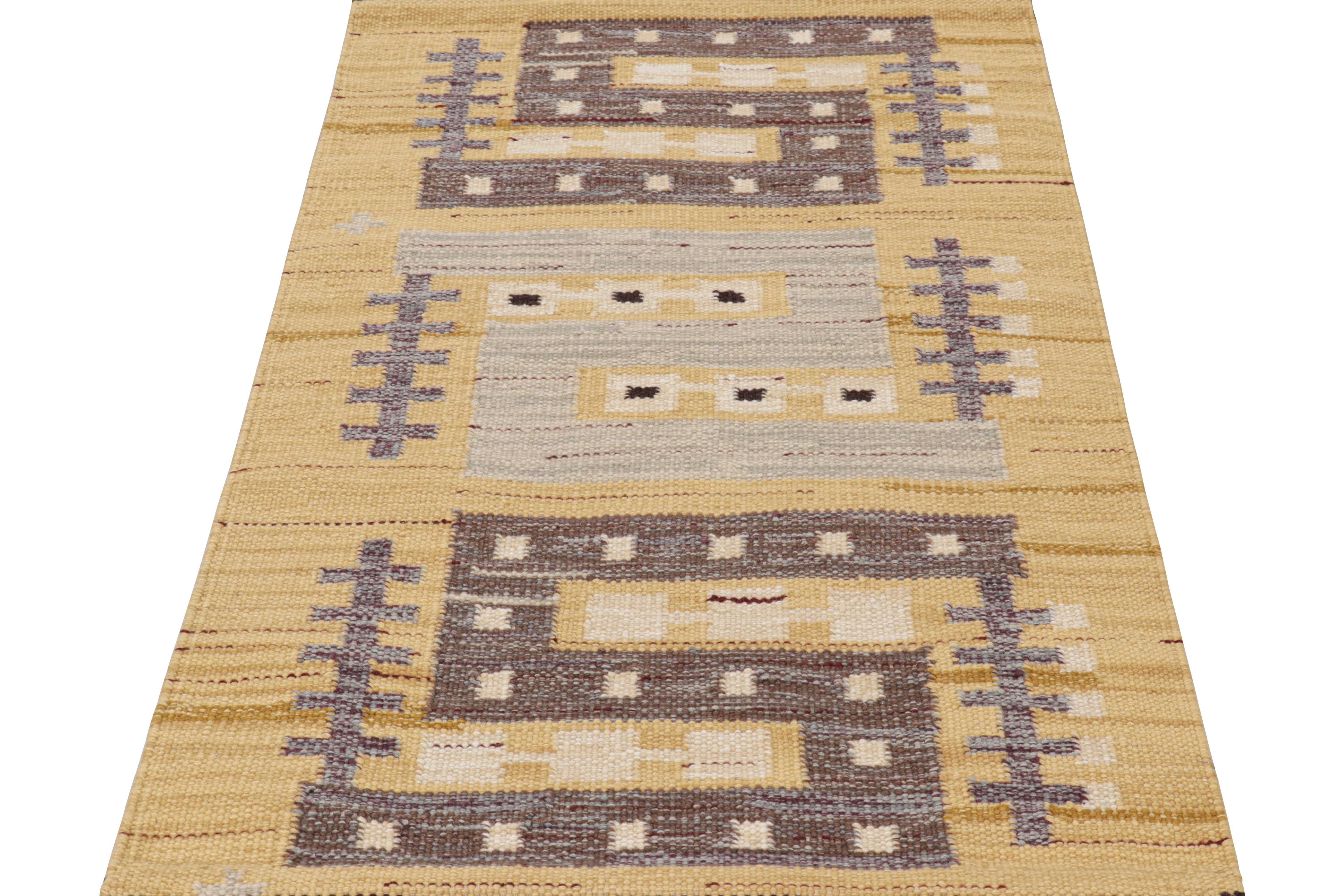 Rug & Kilim's Teppich im skandinavischen Stil mit geometrischen Mustern in Gold, Grau und Brown (Handgewebt) im Angebot