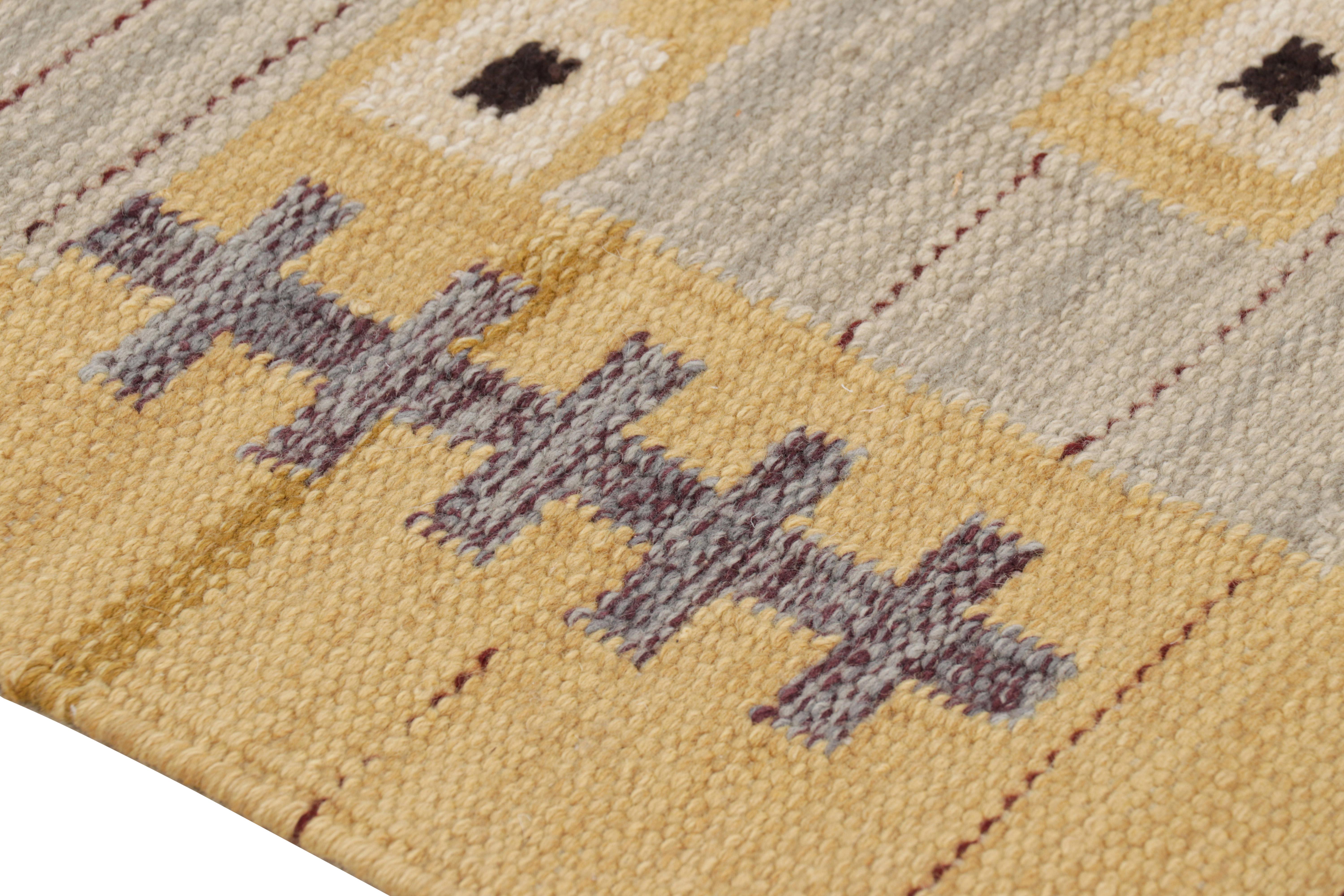 Rug & Kilim's Teppich im skandinavischen Stil mit geometrischen Mustern in Gold, Grau und Brown im Zustand „Neu“ im Angebot in Long Island City, NY