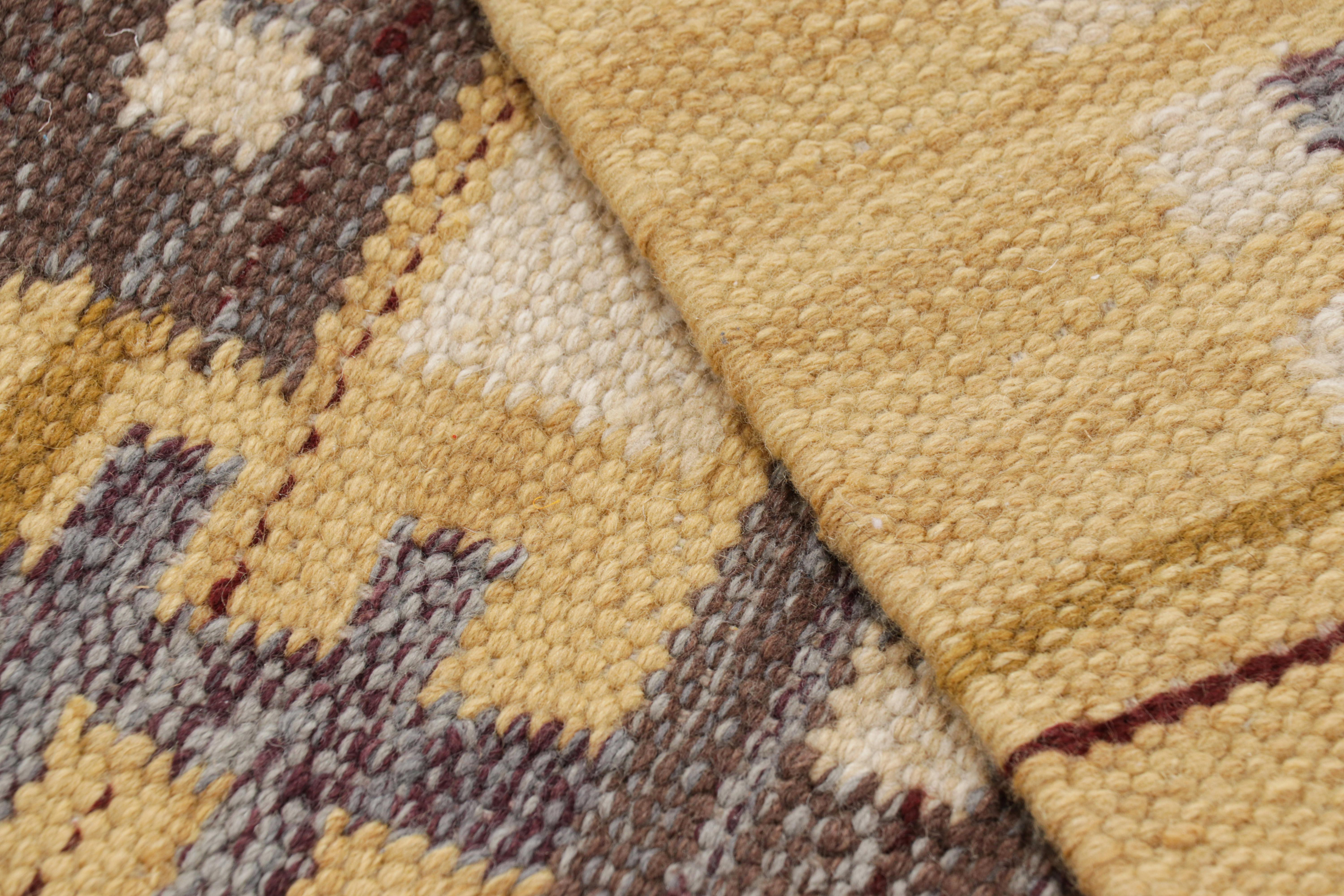 Rug & Kilim's Teppich im skandinavischen Stil mit geometrischen Mustern in Gold, Grau und Brown (21. Jahrhundert und zeitgenössisch) im Angebot