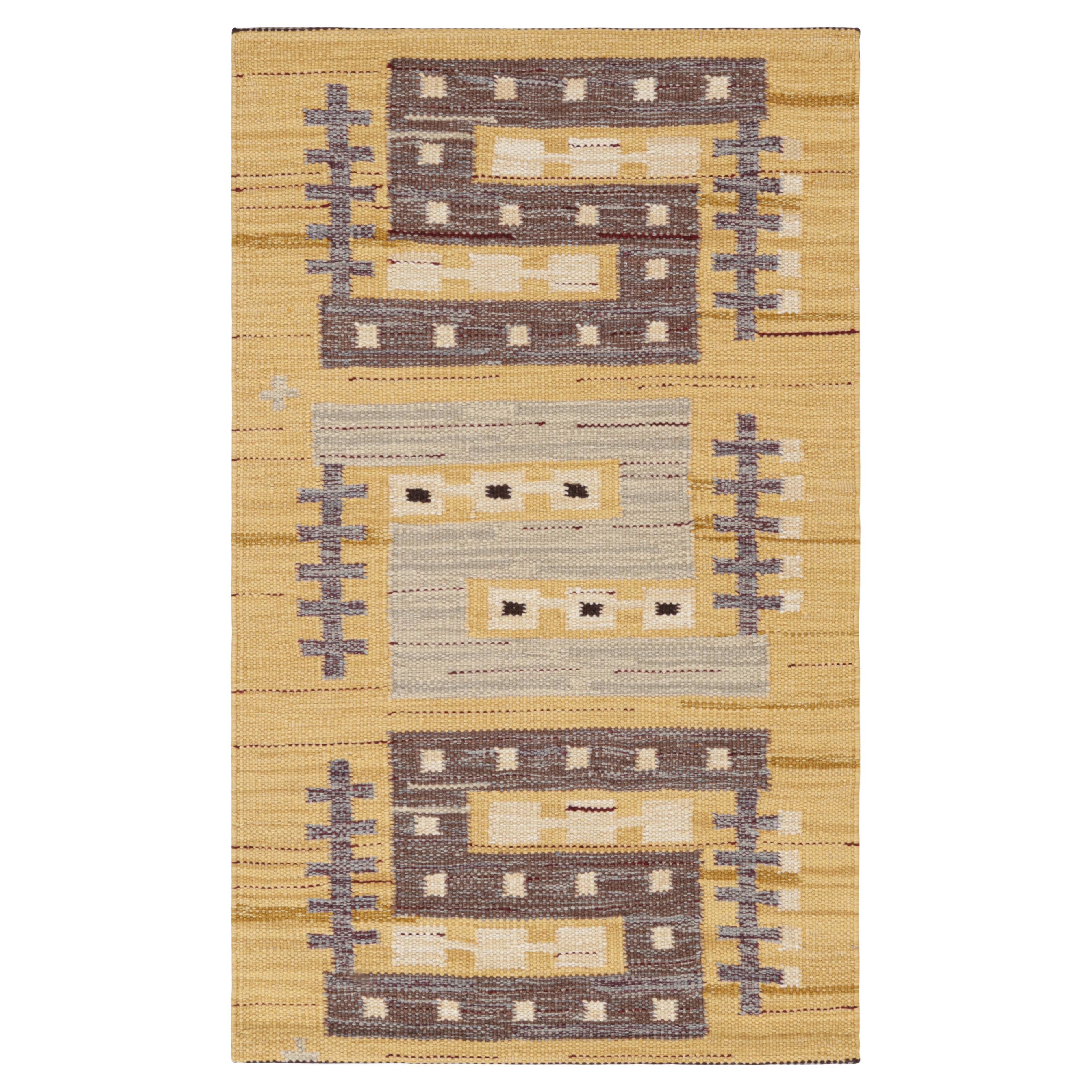 Rug & Kilim's Teppich im skandinavischen Stil mit geometrischen Mustern in Gold, Grau und Brown