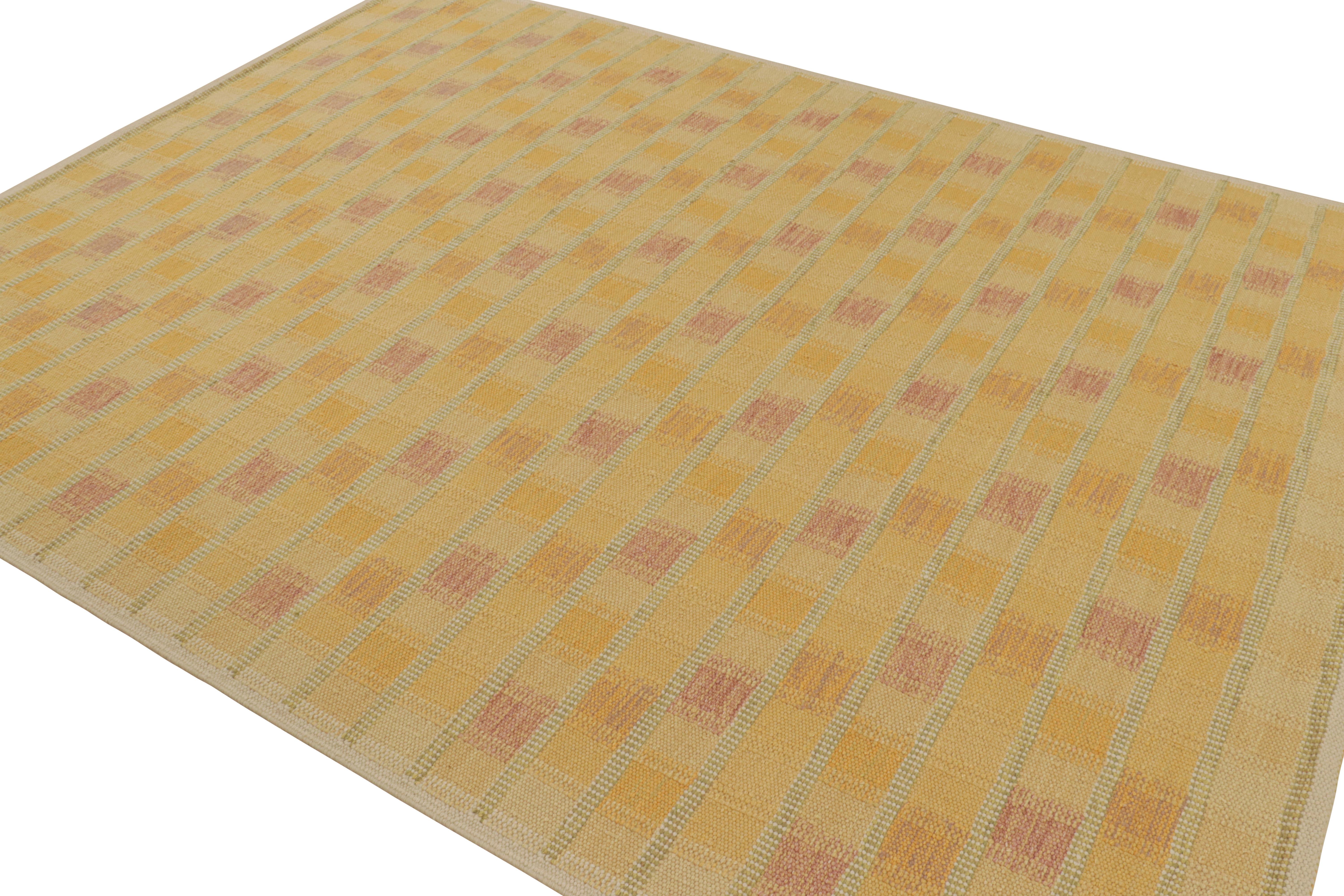 Indiano Rug & Kilim: Tappeto in stile scandinavo con motivi geometrici in oro, verde e rosso in vendita