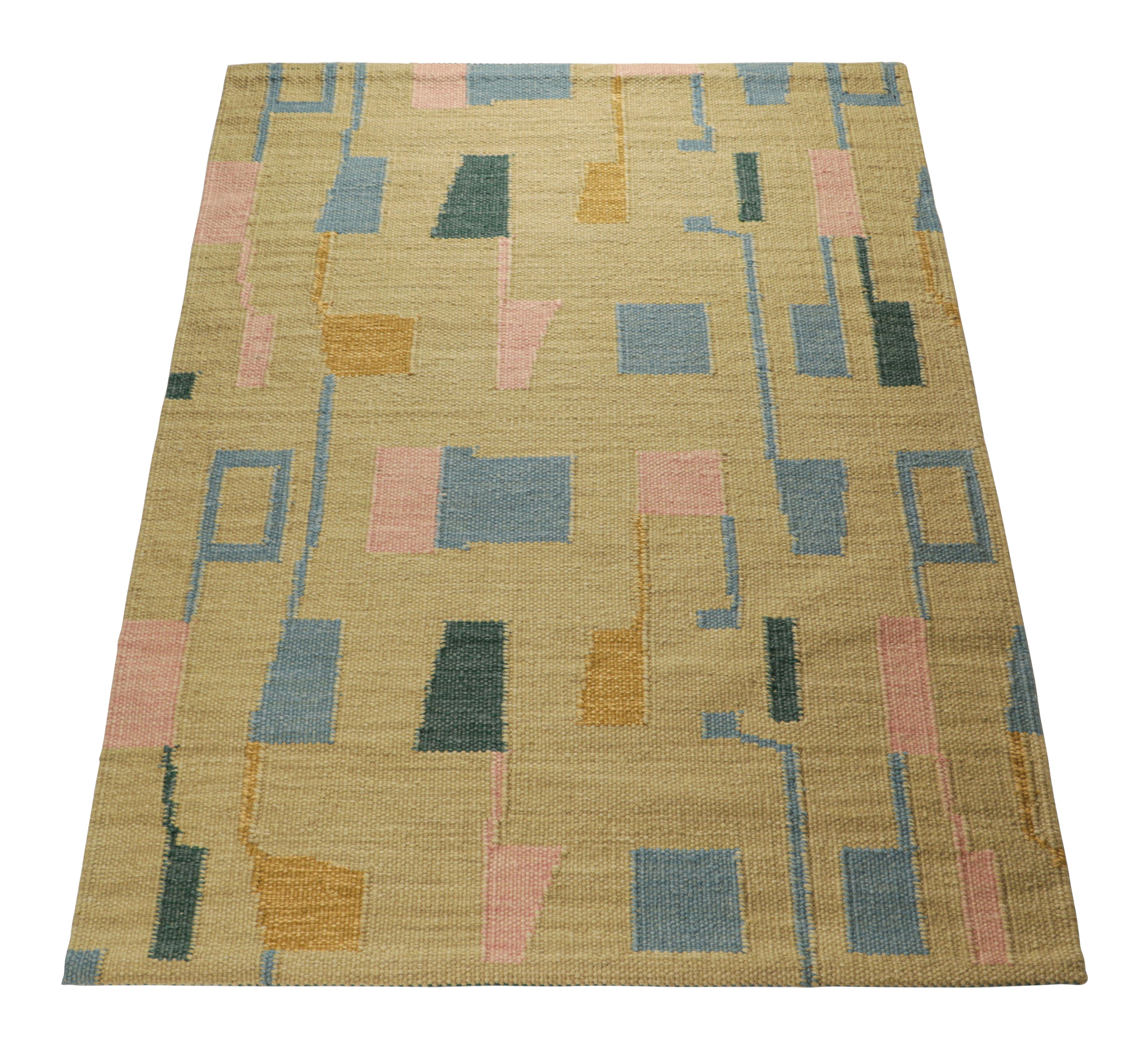 Rug & Kilim's Teppich im skandinavischen Stil in Gold, mit blauem und rosafarbenem geometrischem Muster (Moderne) im Angebot