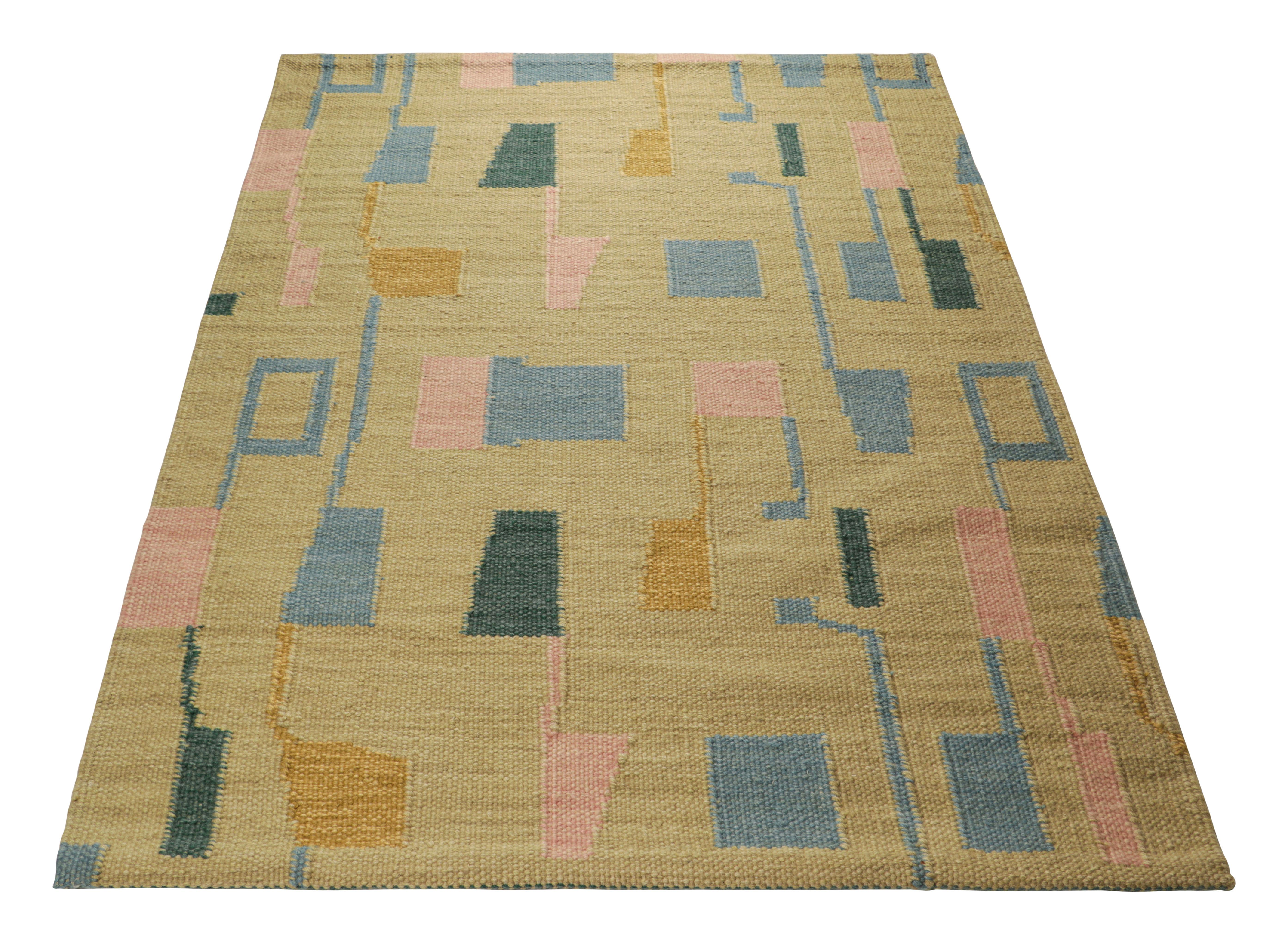 Rug & Kilim's Teppich im skandinavischen Stil in Gold, mit blauem und rosafarbenem geometrischem Muster (Indisch) im Angebot