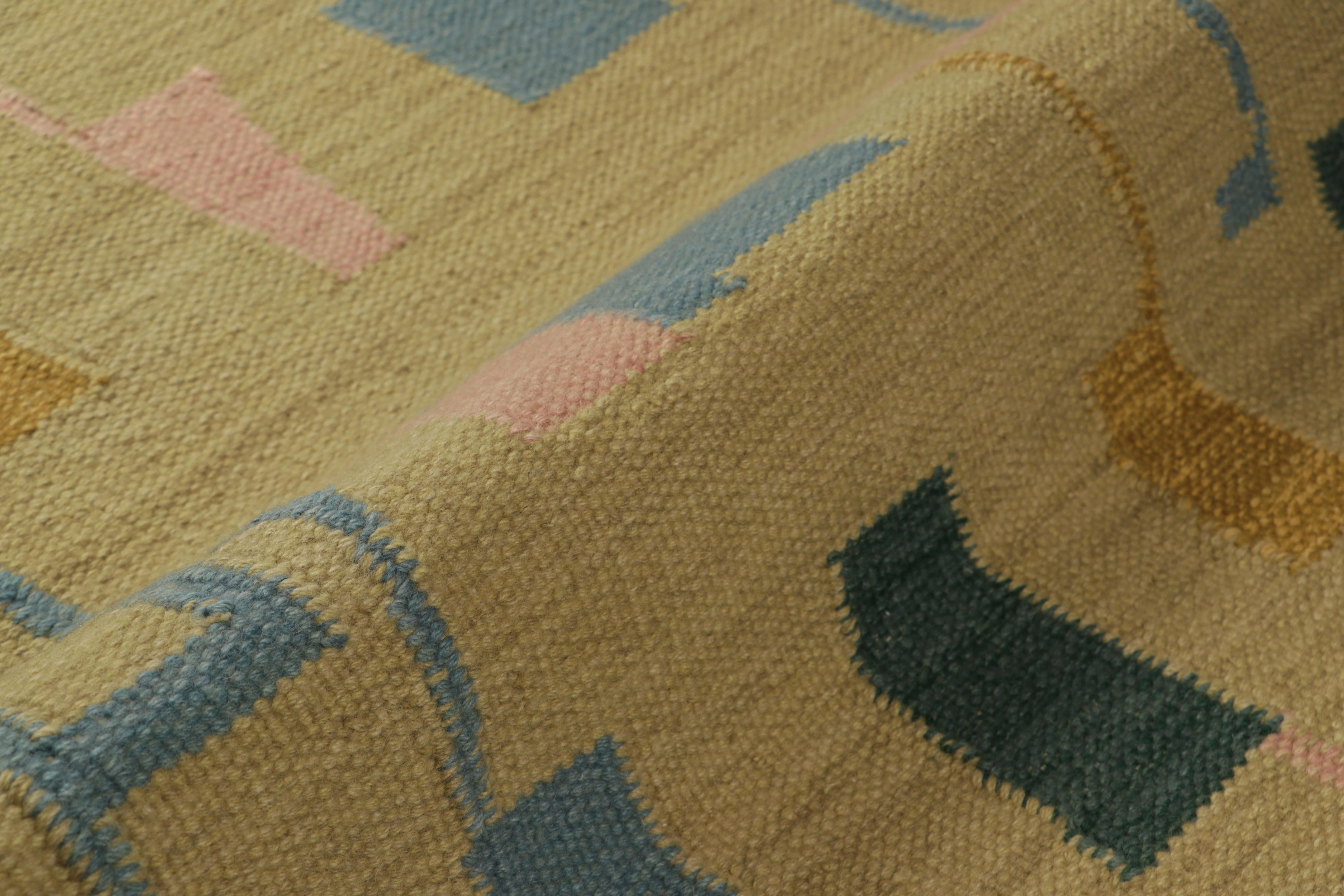 Tissé à la main Rug & Kilim's Scandinavian Style Rug in Gold, with Blue & Pink Geometric Pattern (tapis de style scandinave en or, avec des motifs géométriques bleus et roses) en vente
