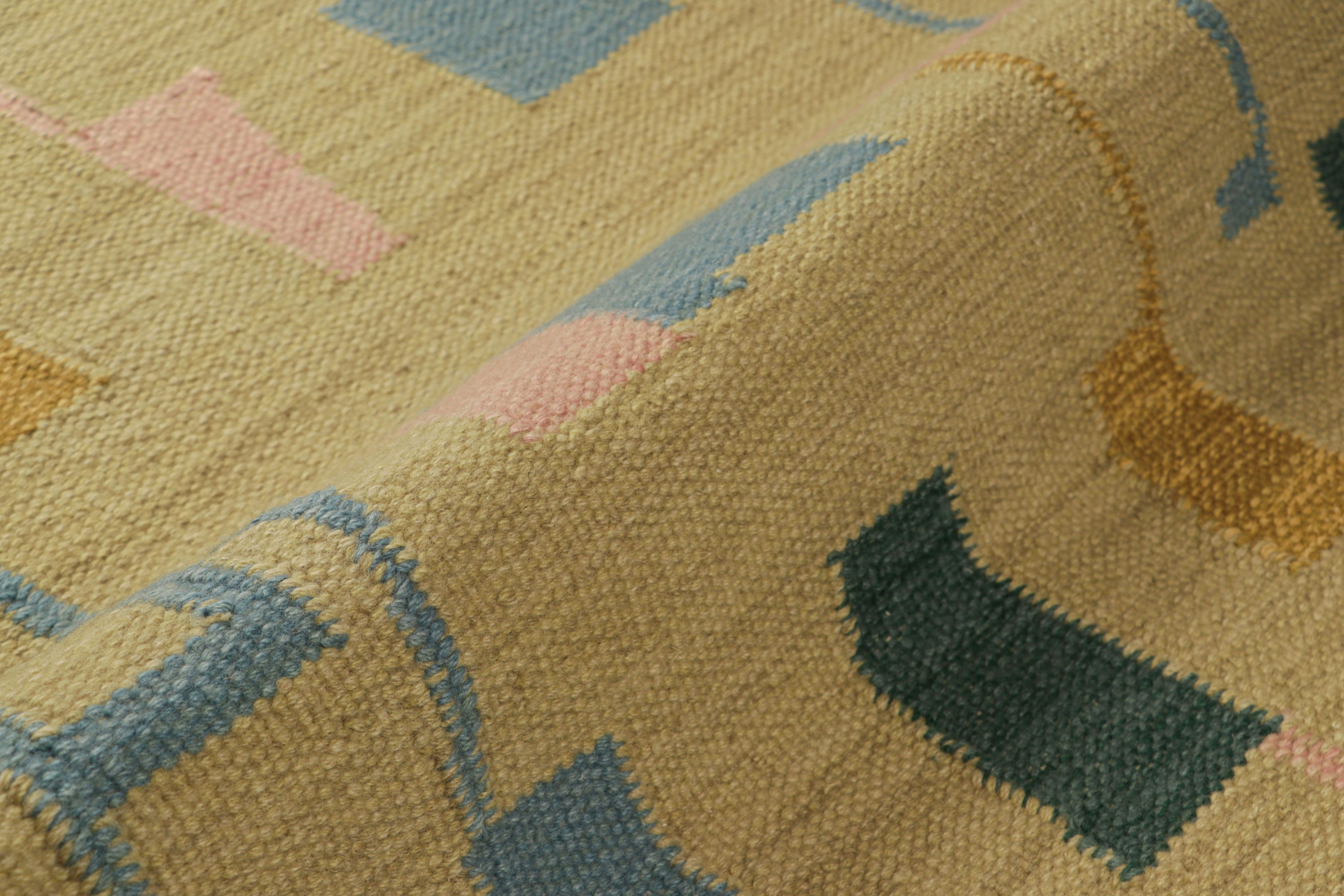 Rug & Kilim's Teppich im skandinavischen Stil in Gold, mit blauem und rosafarbenem geometrischem Muster (Handgewebt) im Angebot