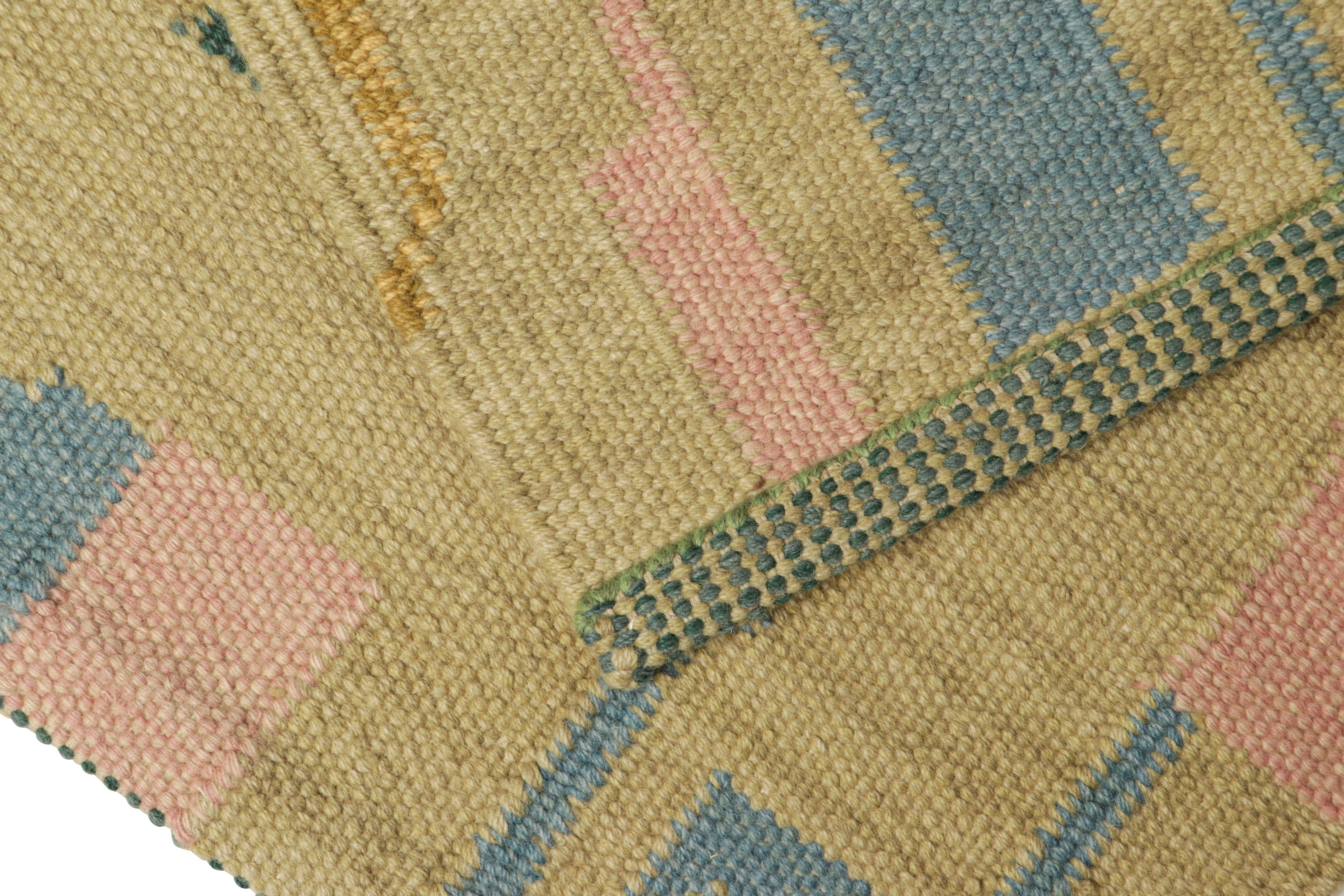 Rug & Kilim's Teppich im skandinavischen Stil in Gold, mit blauem und rosafarbenem geometrischem Muster im Zustand „Neu“ im Angebot in Long Island City, NY