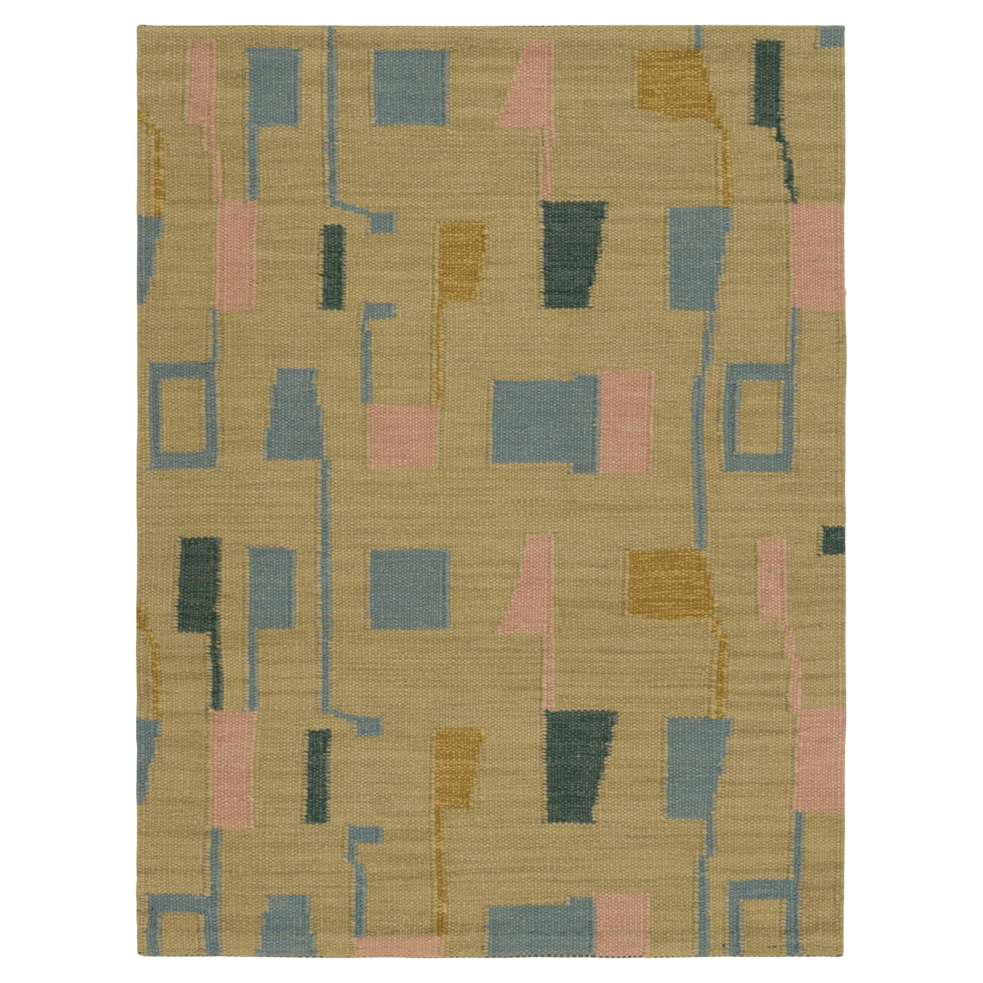 Rug & Kilim's Teppich im skandinavischen Stil in Gold, mit blauem und rosafarbenem geometrischem Muster