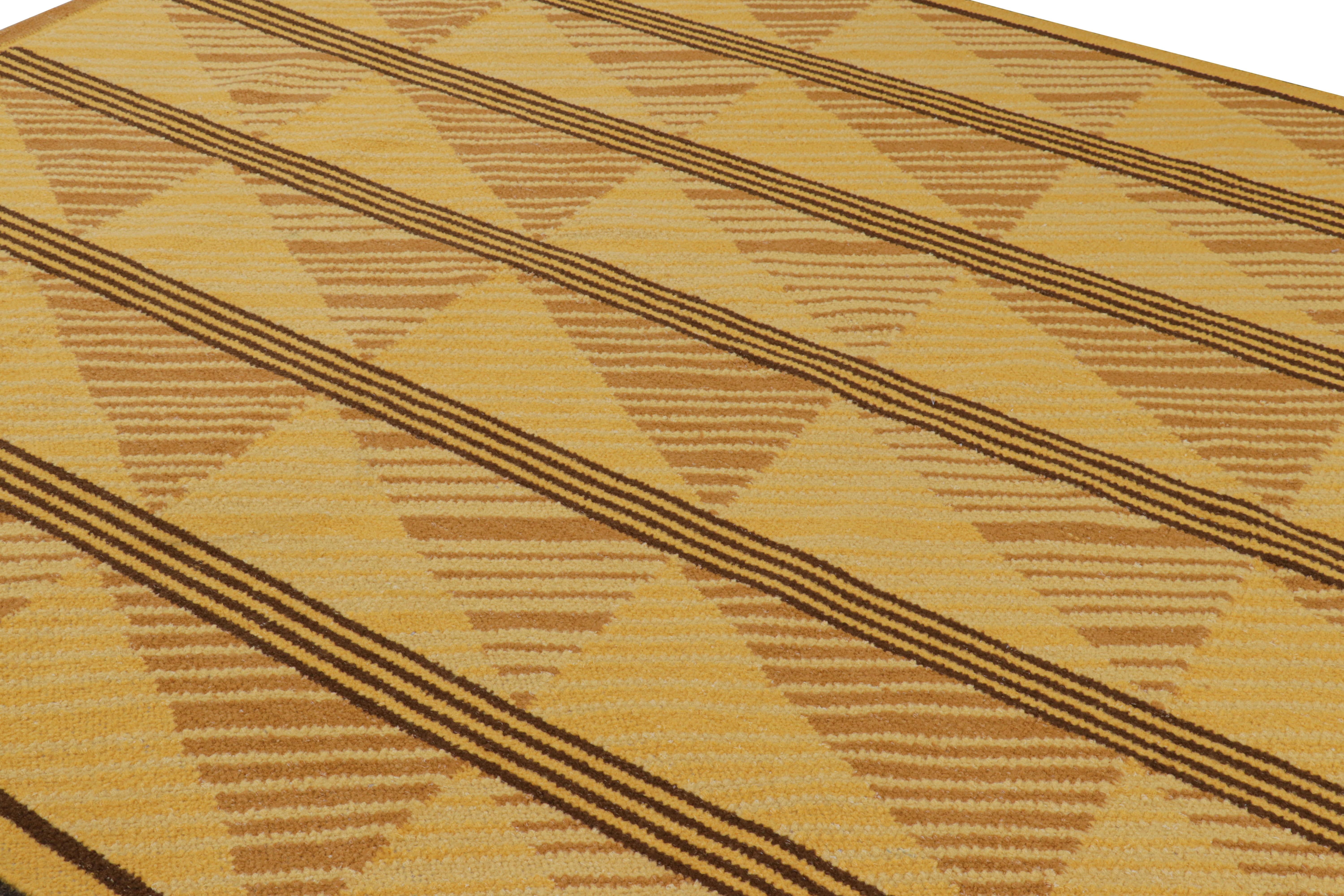 Issu de la Collection Scandinave de Rug & Kilim, ce tapis 8x10 est tissé à la main dans une nouvelle construction à armure plate utilisant un mélange de laine et de fils exotiques - une nouvelle texture douce inspirée des fils d'alpaga. 

Sur le