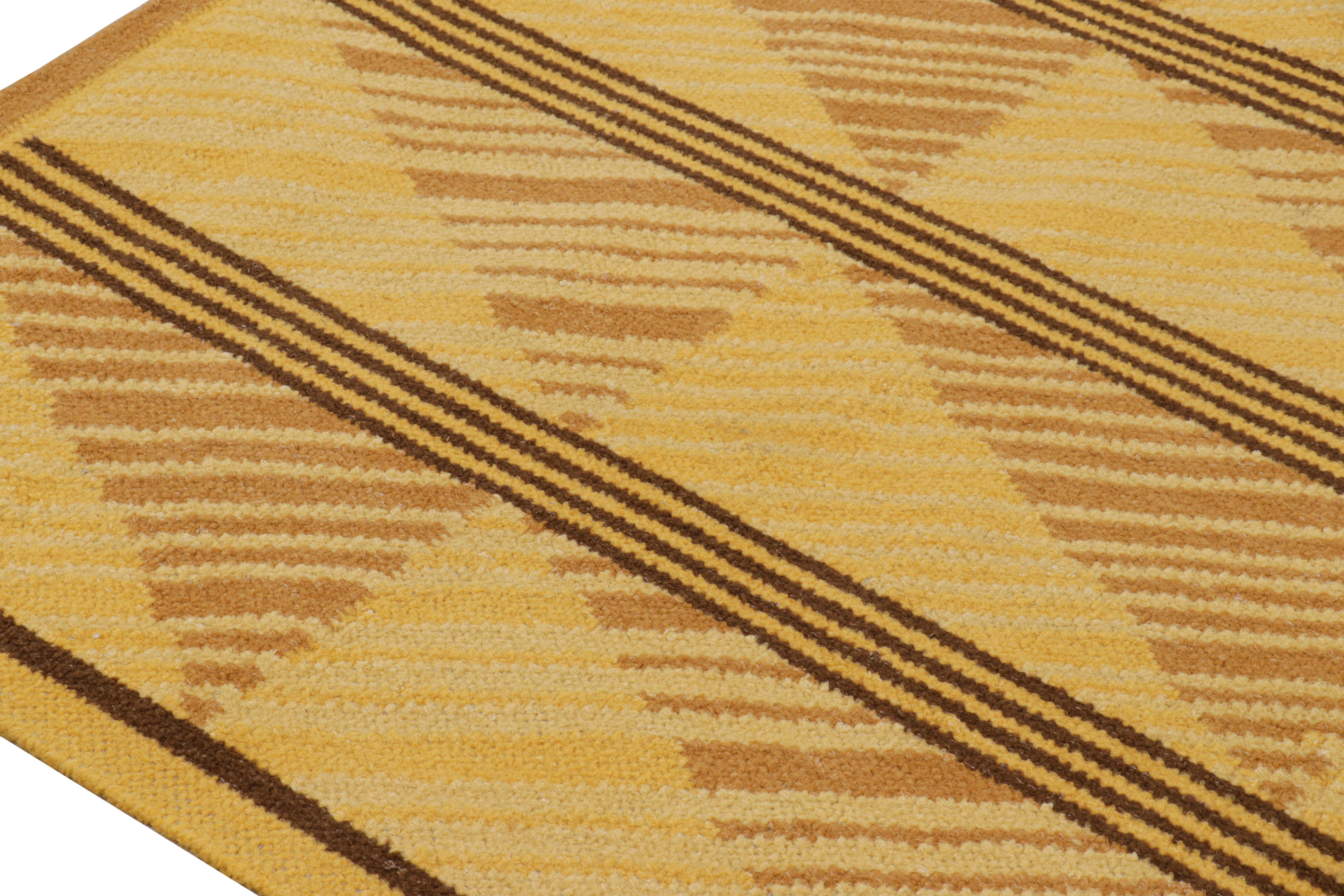 Moderne Rug & Kilim's Scandinavian Style Rug in Gold with Geometric Diamond Patterns (tapis de style scandinave en or avec des motifs géométriques en forme de diamant) en vente