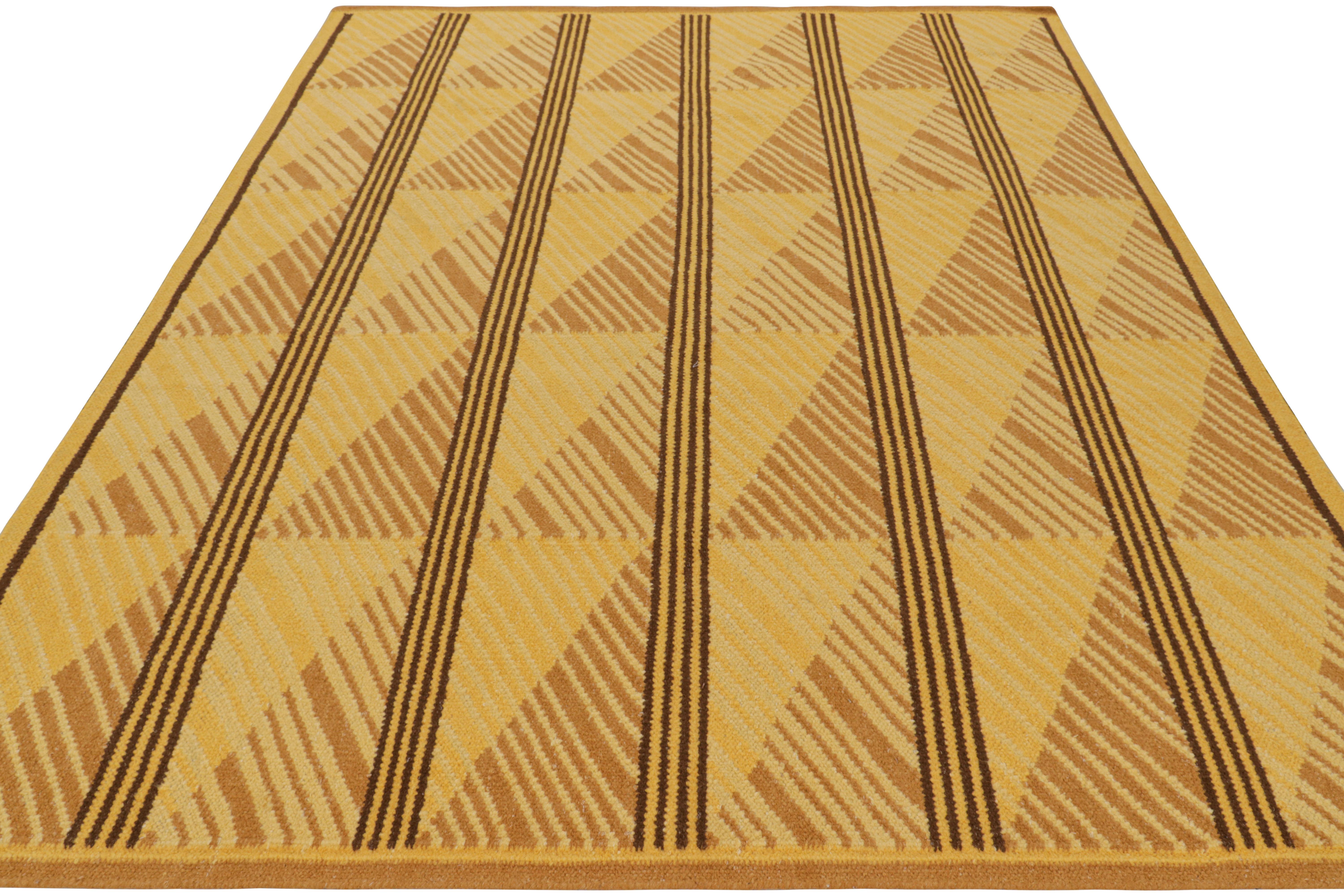 Indien Rug & Kilim's Scandinavian Style Rug in Gold with Geometric Diamond Patterns (tapis de style scandinave en or avec des motifs géométriques en forme de diamant) en vente
