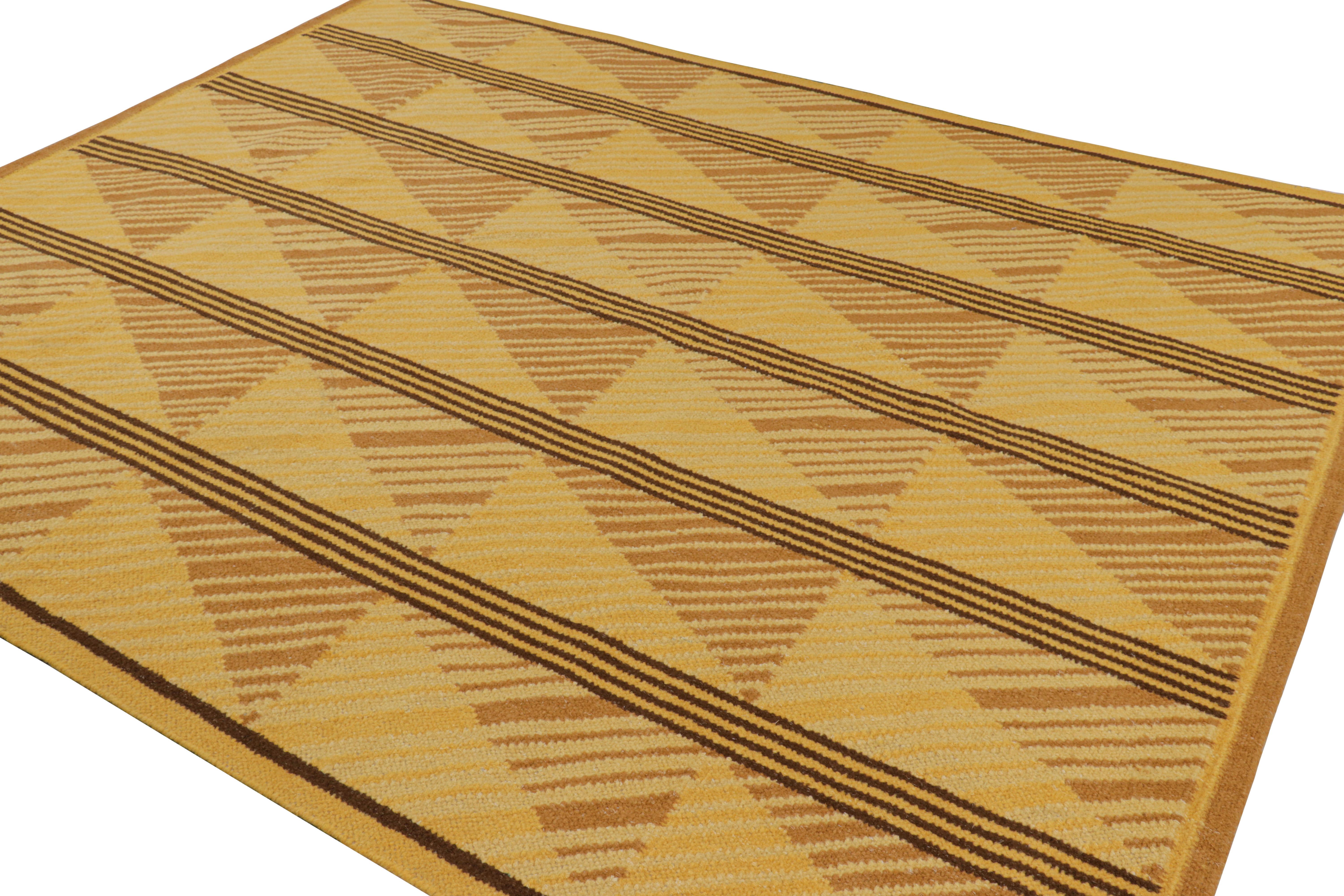 Tessuto a mano Rug & Kilim - Tappeto in stile scandinavo in oro con motivi geometrici a diamante in vendita