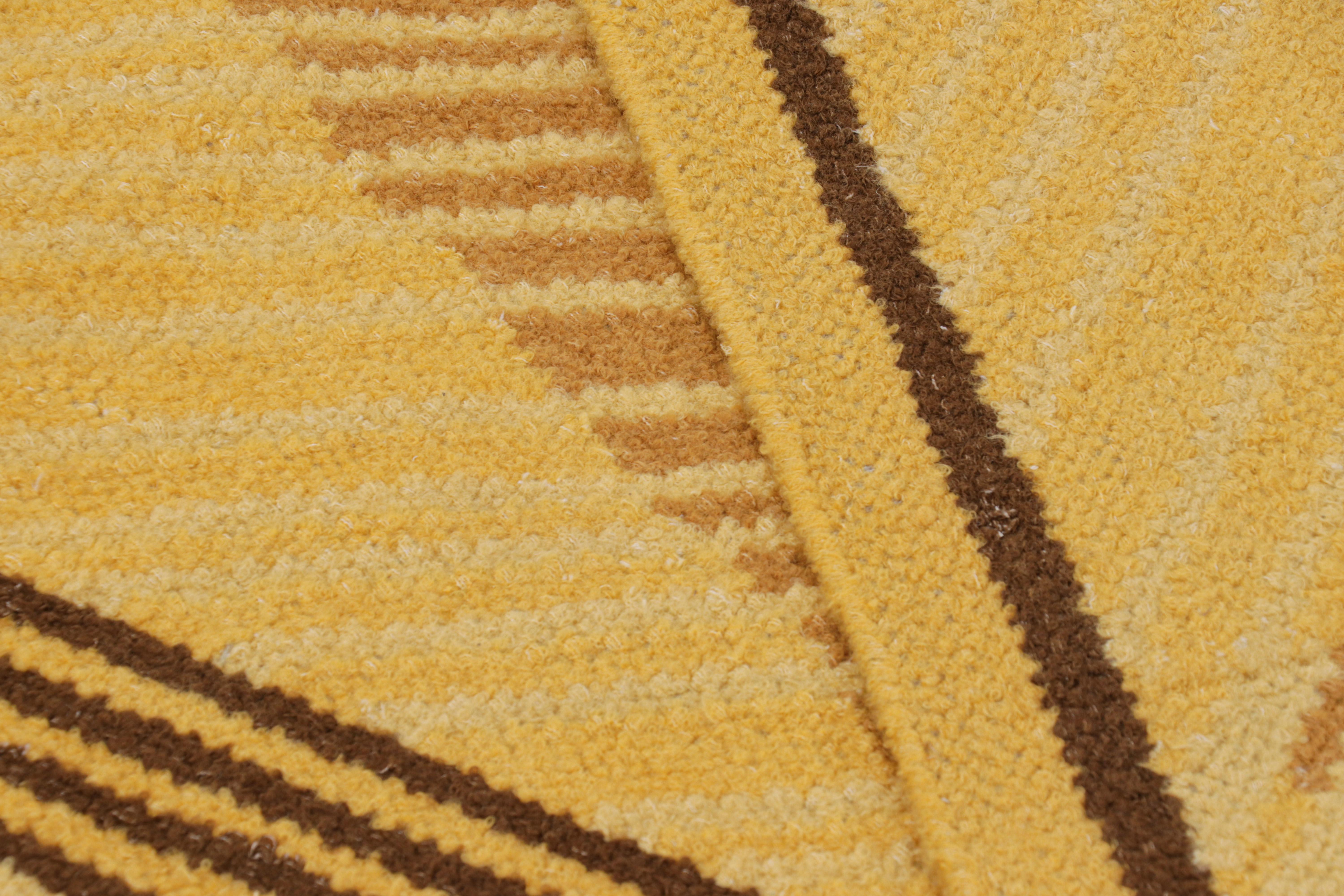 XXIe siècle et contemporain Rug & Kilim's Scandinavian Style Rug in Gold with Geometric Diamond Patterns (tapis de style scandinave en or avec des motifs géométriques en forme de diamant) en vente