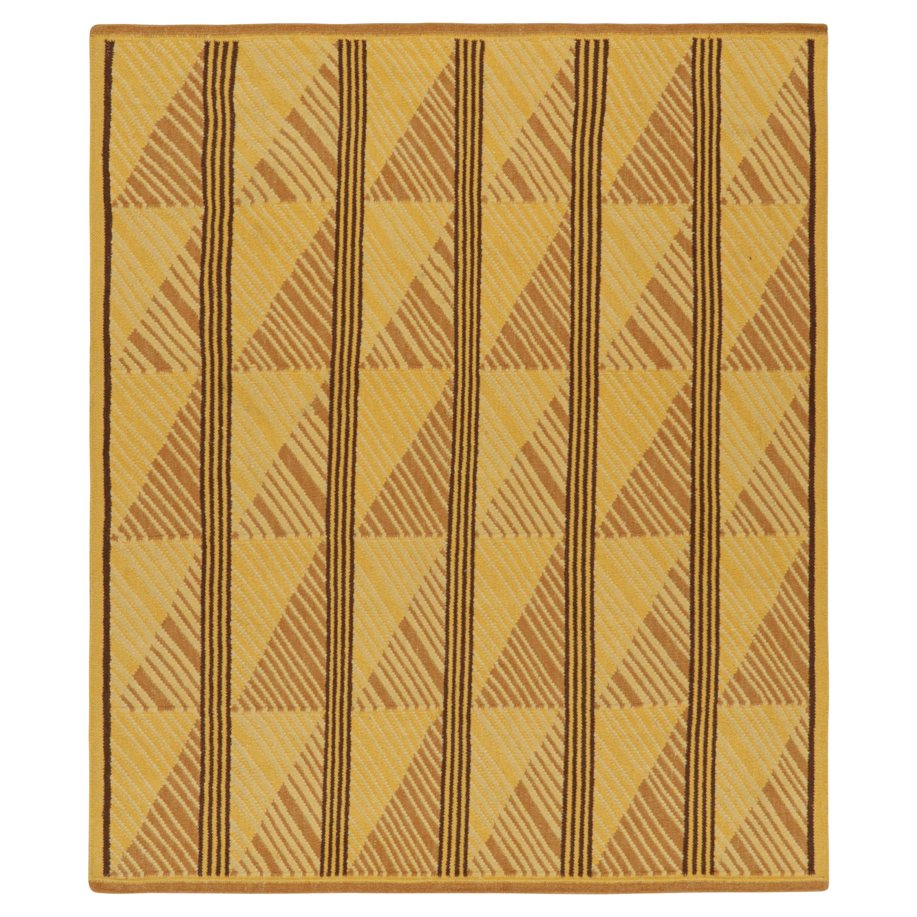 Rug & Kilim's Scandinavian Style Rug in Gold with Geometric Diamond Patterns (tapis de style scandinave en or avec des motifs géométriques en forme de diamant) en vente