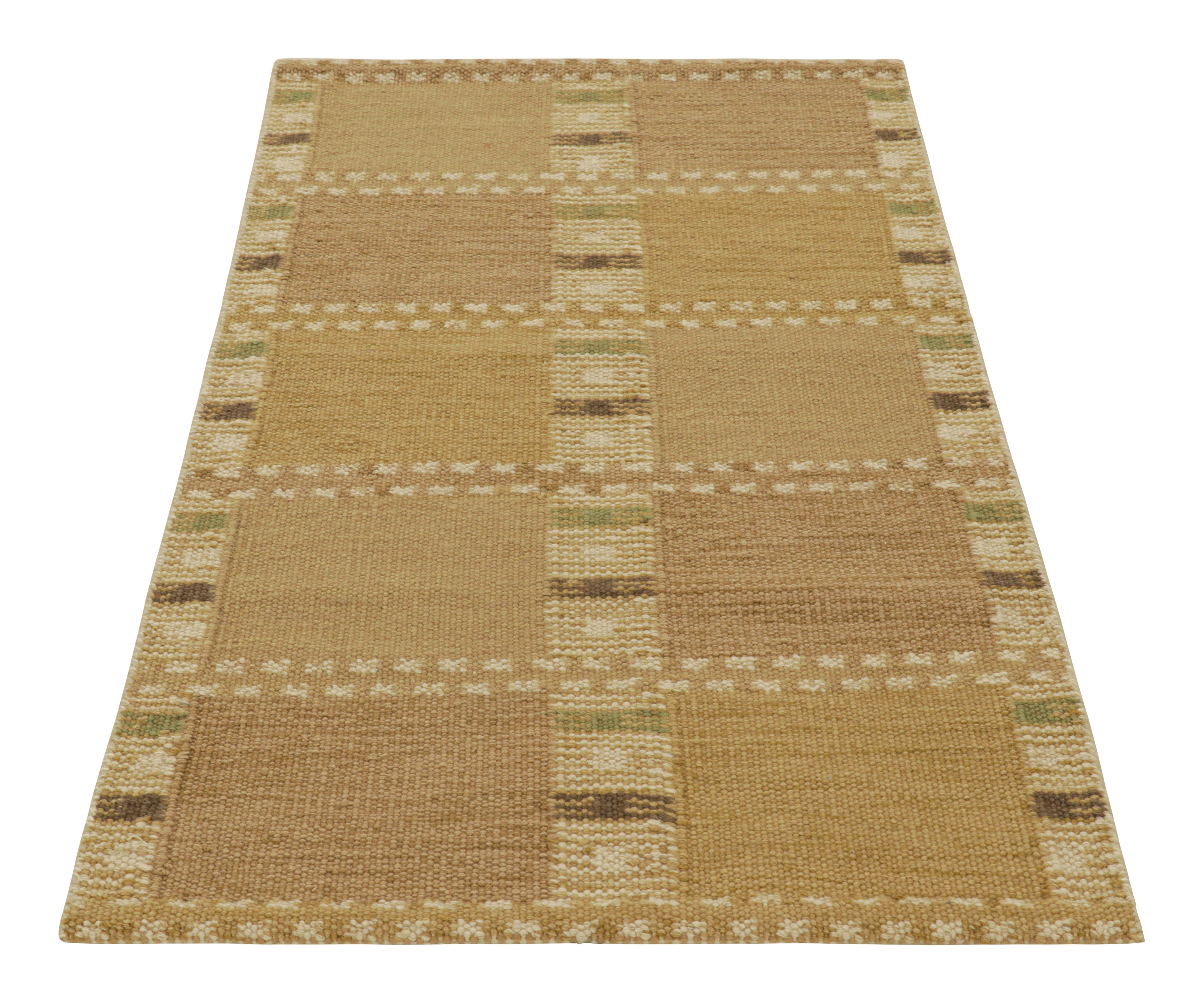 Rug & Kilim's Teppich im skandinavischen Stil in Gold mit geometrischen Mustern (Indisch) im Angebot
