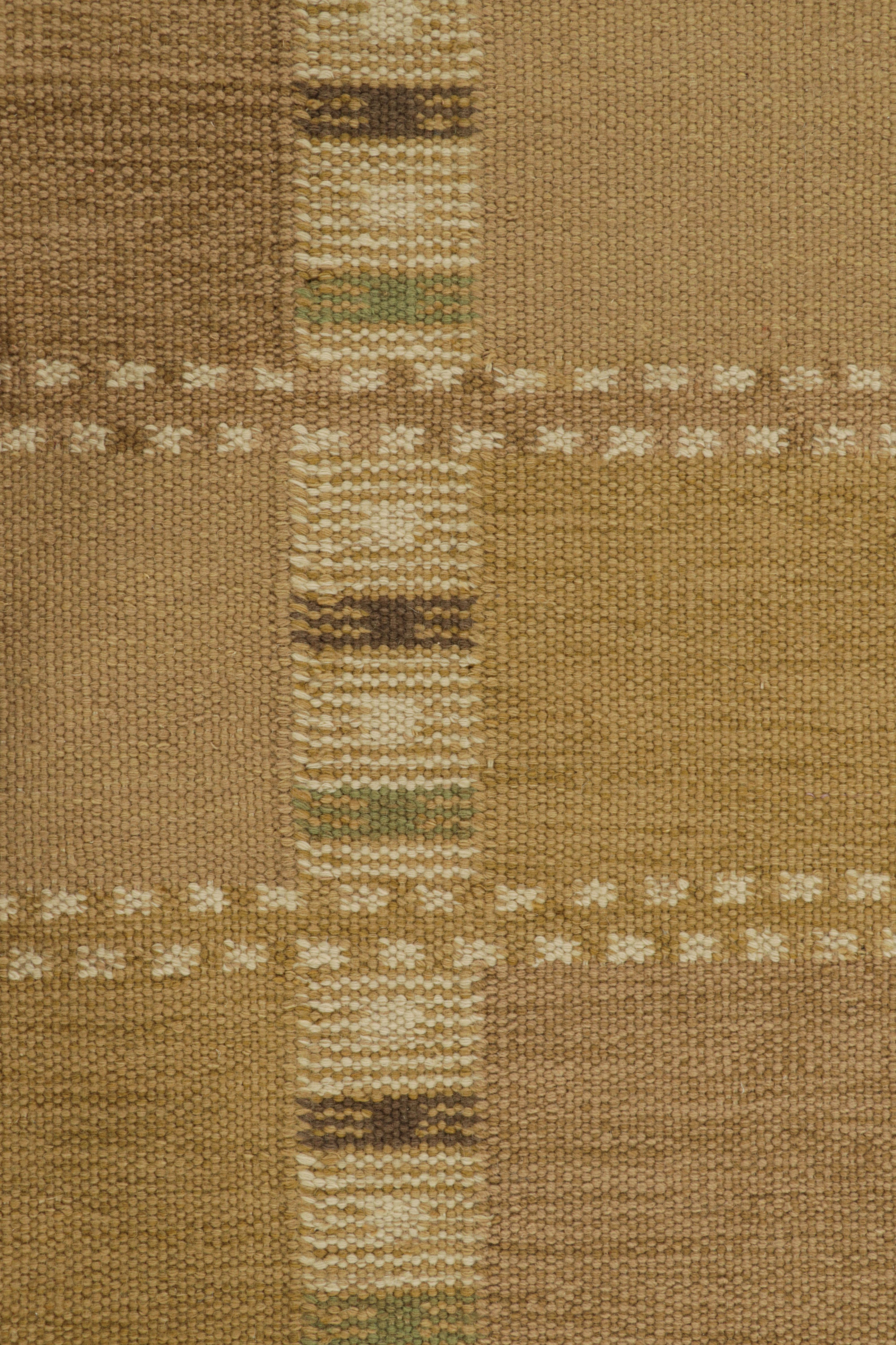 Rug & Kilim's Teppich im skandinavischen Stil in Gold mit geometrischen Mustern (Handgewebt) im Angebot