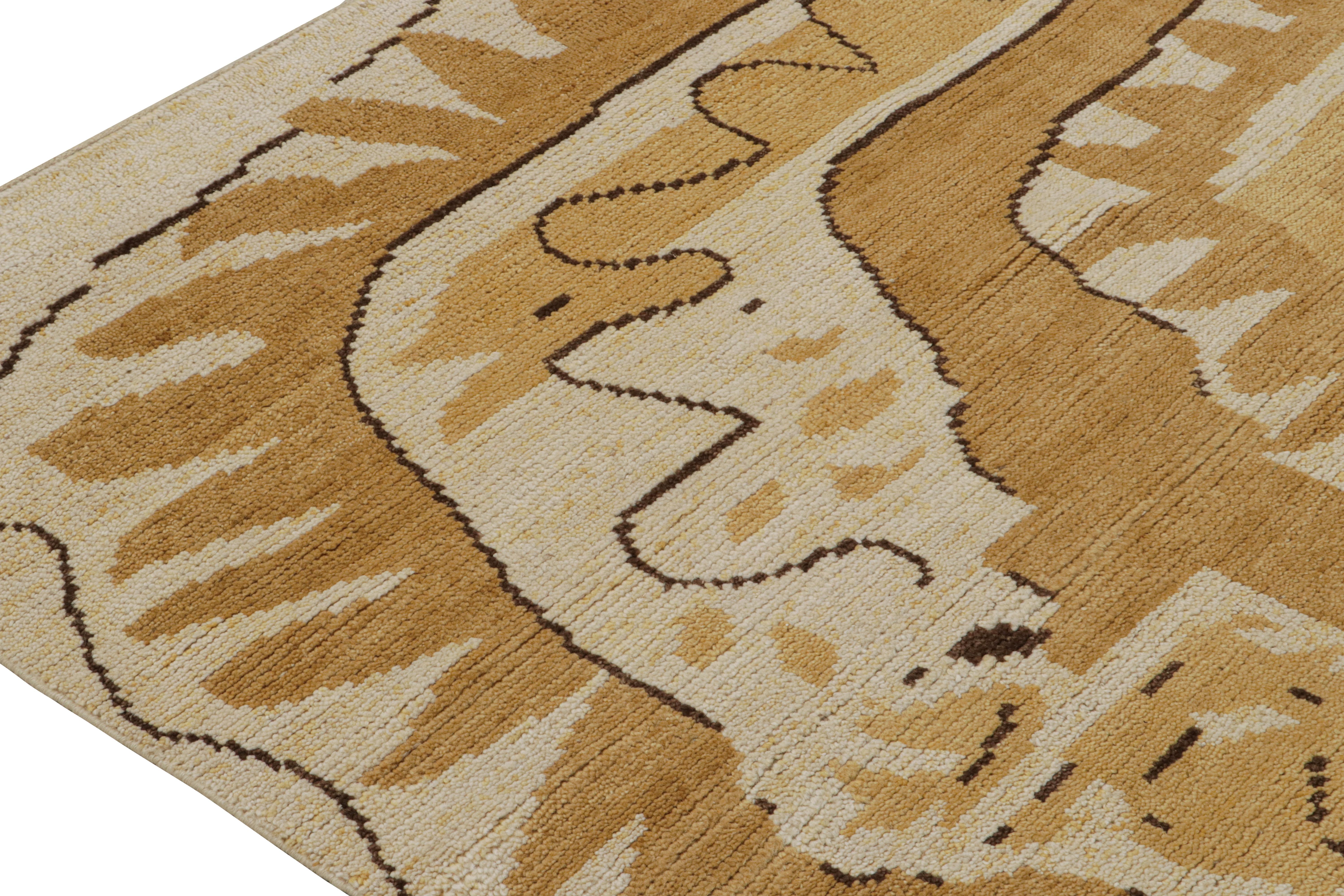 Annodato a mano Tappeto in stile scandinavo Rug & Kilim in oro con motivi geometrici in vendita
