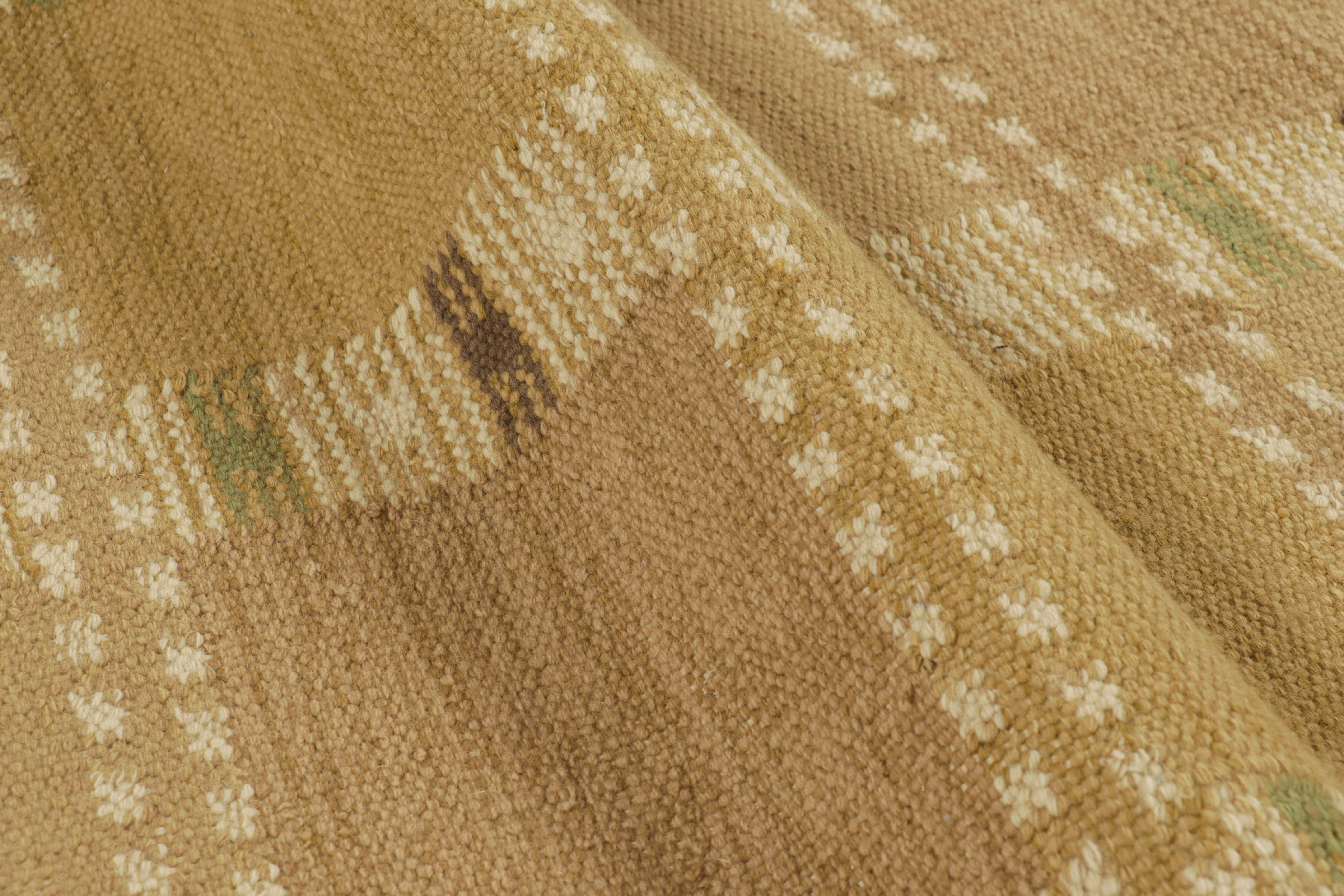 Rug & Kilim's Teppich im skandinavischen Stil in Gold mit geometrischen Mustern im Zustand „Neu“ im Angebot in Long Island City, NY