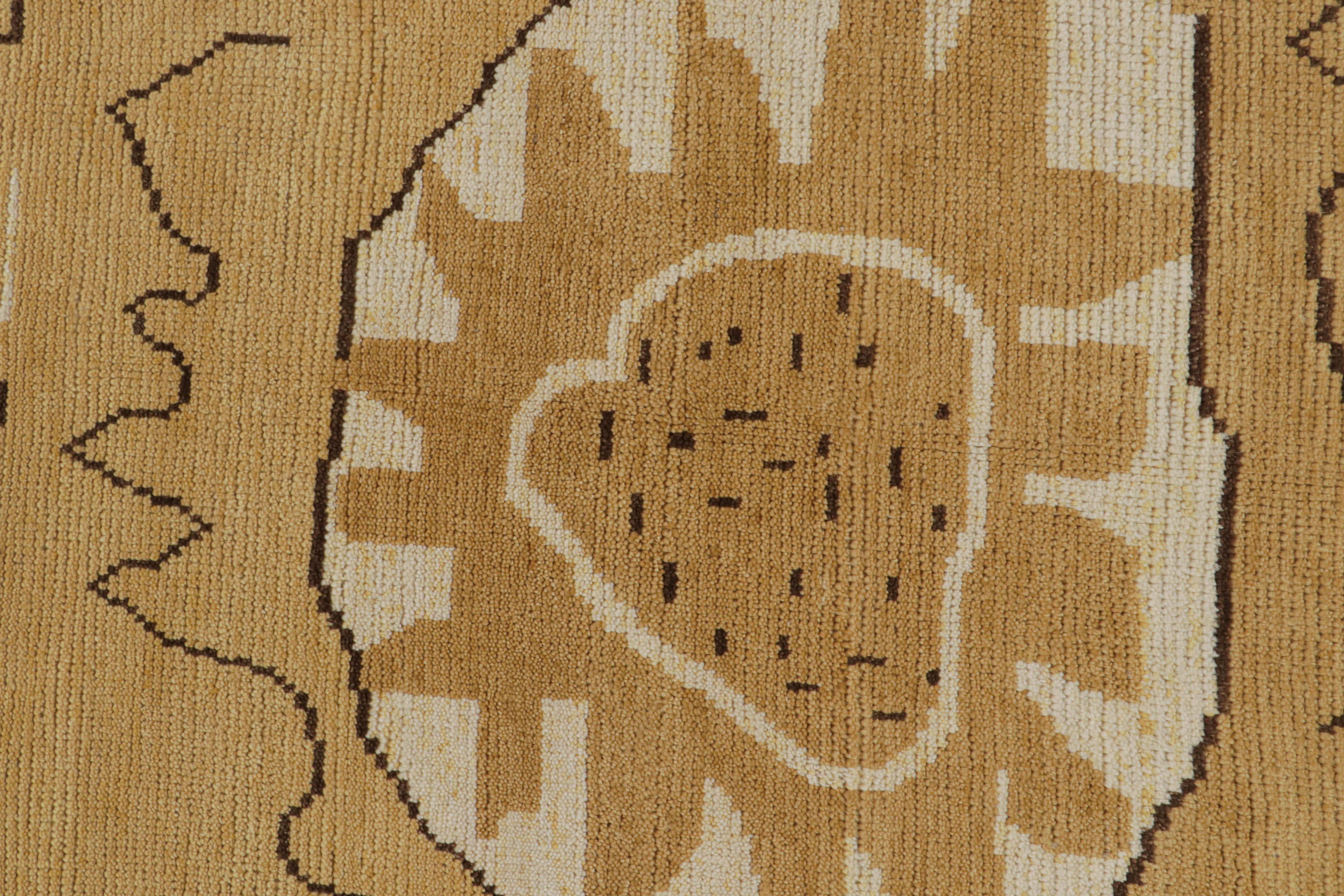 Tappeto in stile scandinavo Rug & Kilim in oro con motivi geometrici In condizioni Nuovo in vendita a Long Island City, NY