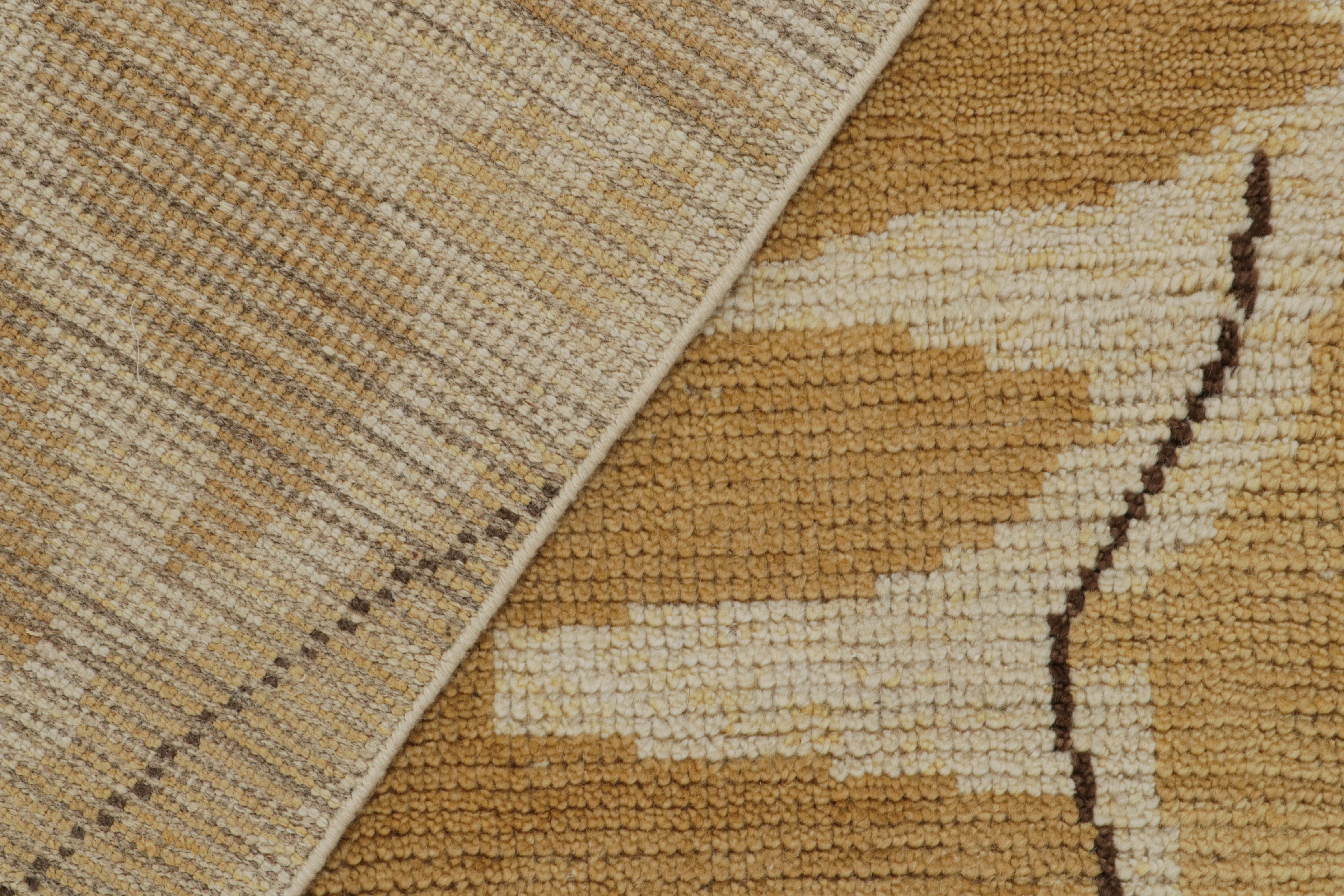 Rug & Kilim's Teppich im skandinavischen Stil in Gold mit geometrischen Mustern (21. Jahrhundert und zeitgenössisch) im Angebot