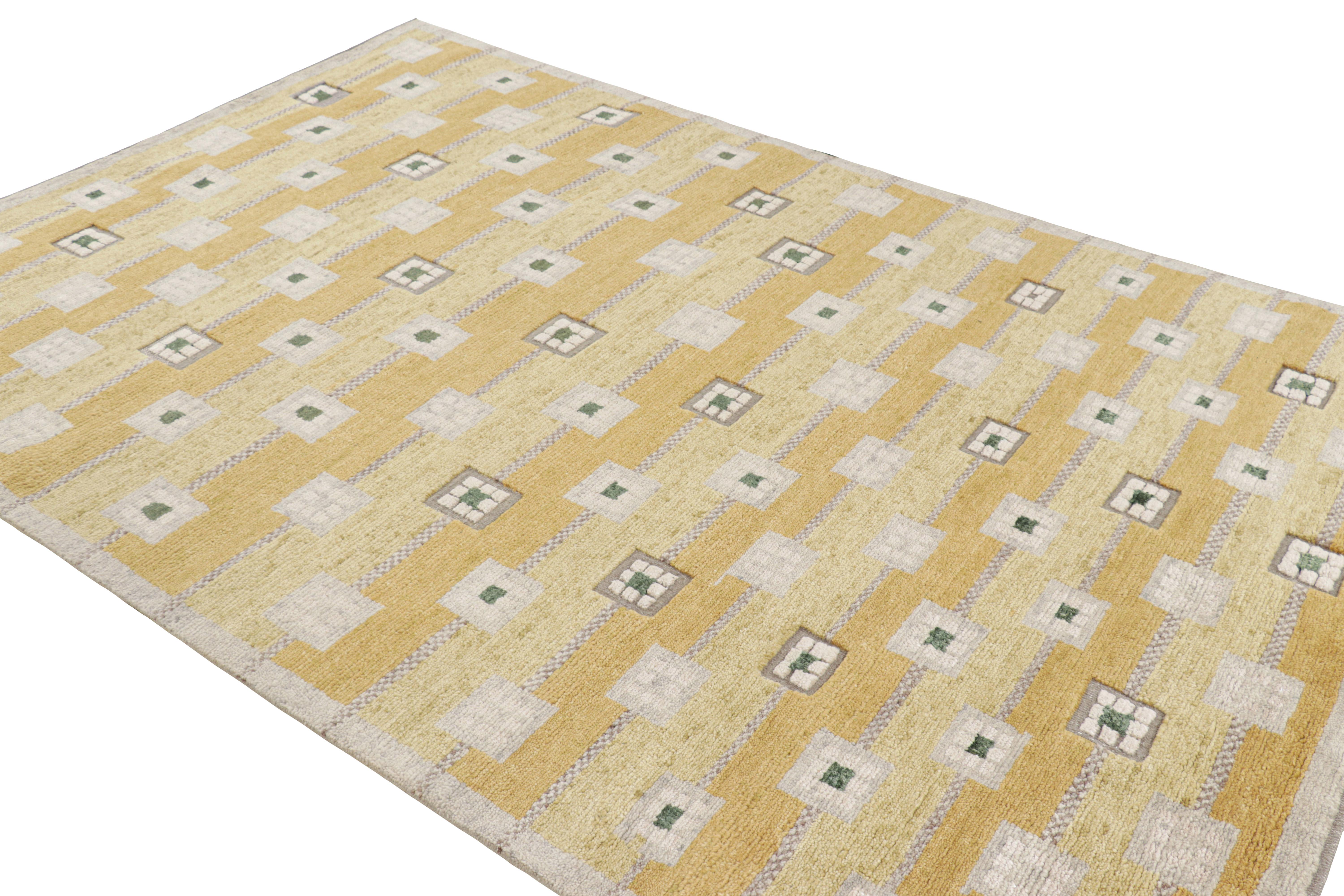 Annodato a mano Tappeto in stile scandinavo Rug & Kilim in oro con motivi geometrici grigio-bianchi in vendita