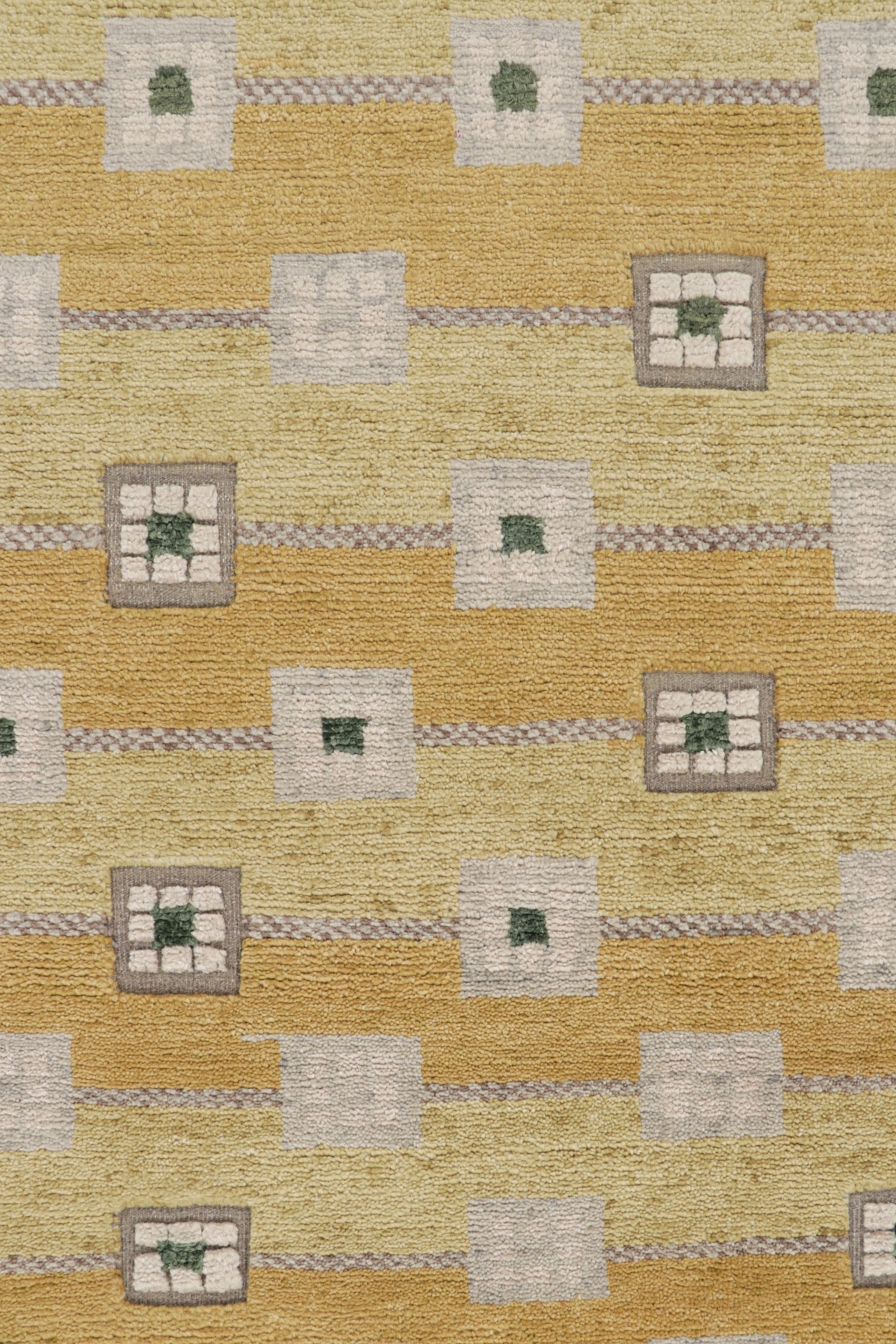 Tappeto in stile scandinavo Rug & Kilim in oro con motivi geometrici grigio-bianchi In condizioni Nuovo in vendita a Long Island City, NY