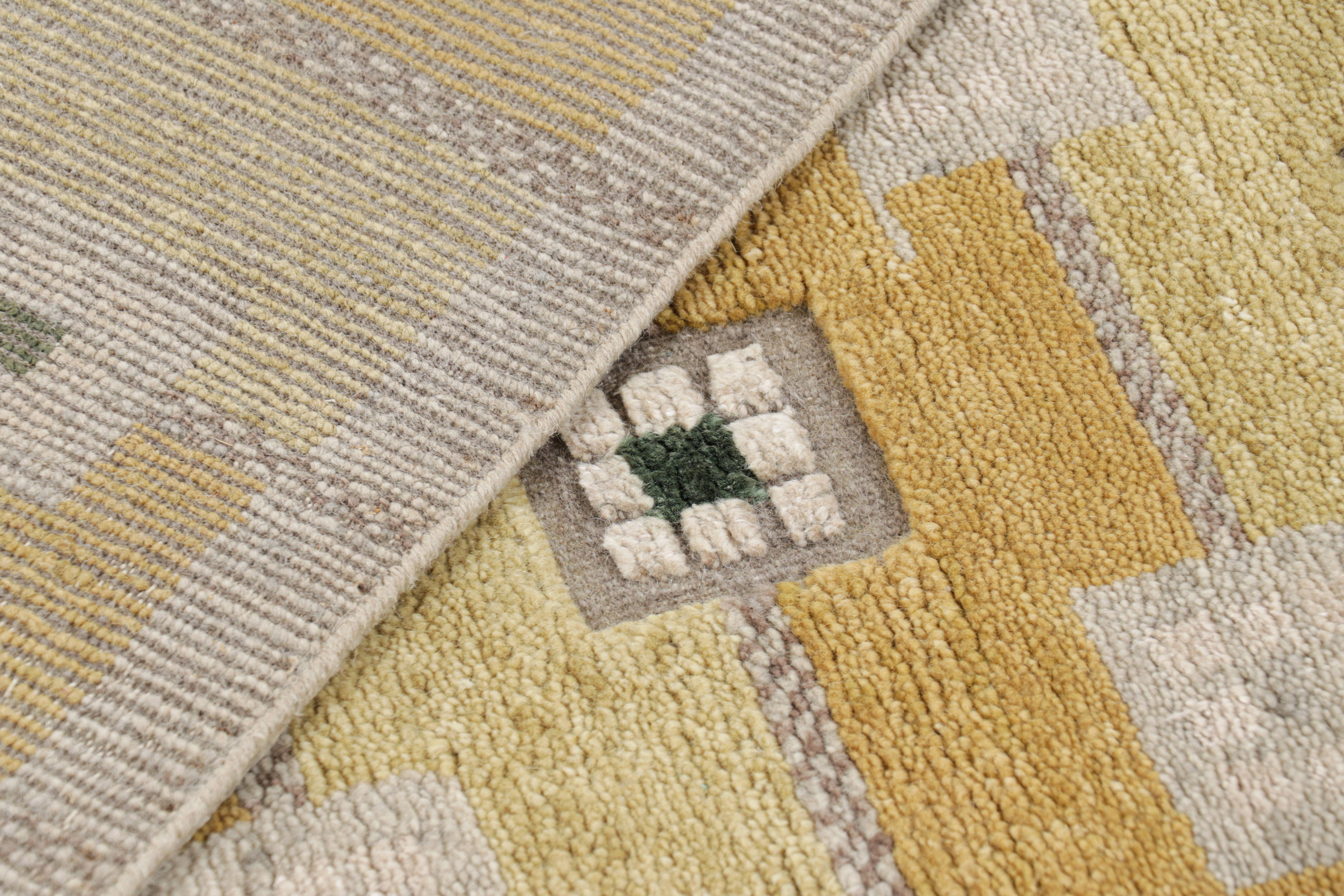 XXI secolo e contemporaneo Tappeto in stile scandinavo Rug & Kilim in oro con motivi geometrici grigio-bianchi in vendita