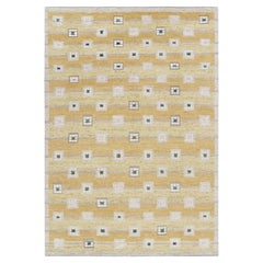 Rug & Kilim's Scandinavian Style Rug in Gold with Gray-White Geometric Patterns (tapis de style scandinave en or avec des motifs géométriques gris-blanc)