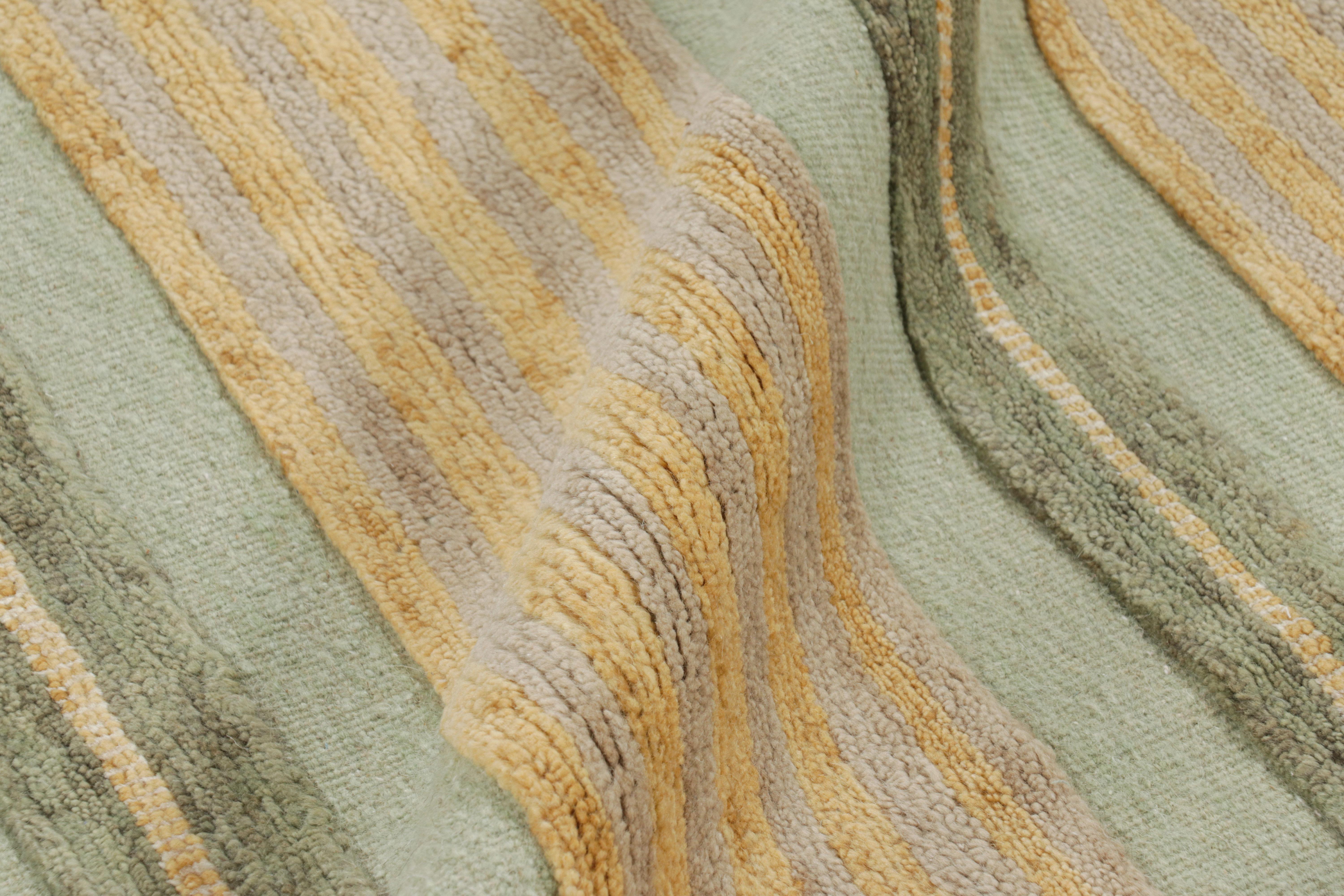 Alfombra de estilo escandinavo Rug & Kilim en marrón dorado con rayas geométricas en Nuevo estado para la venta en Long Island City, NY