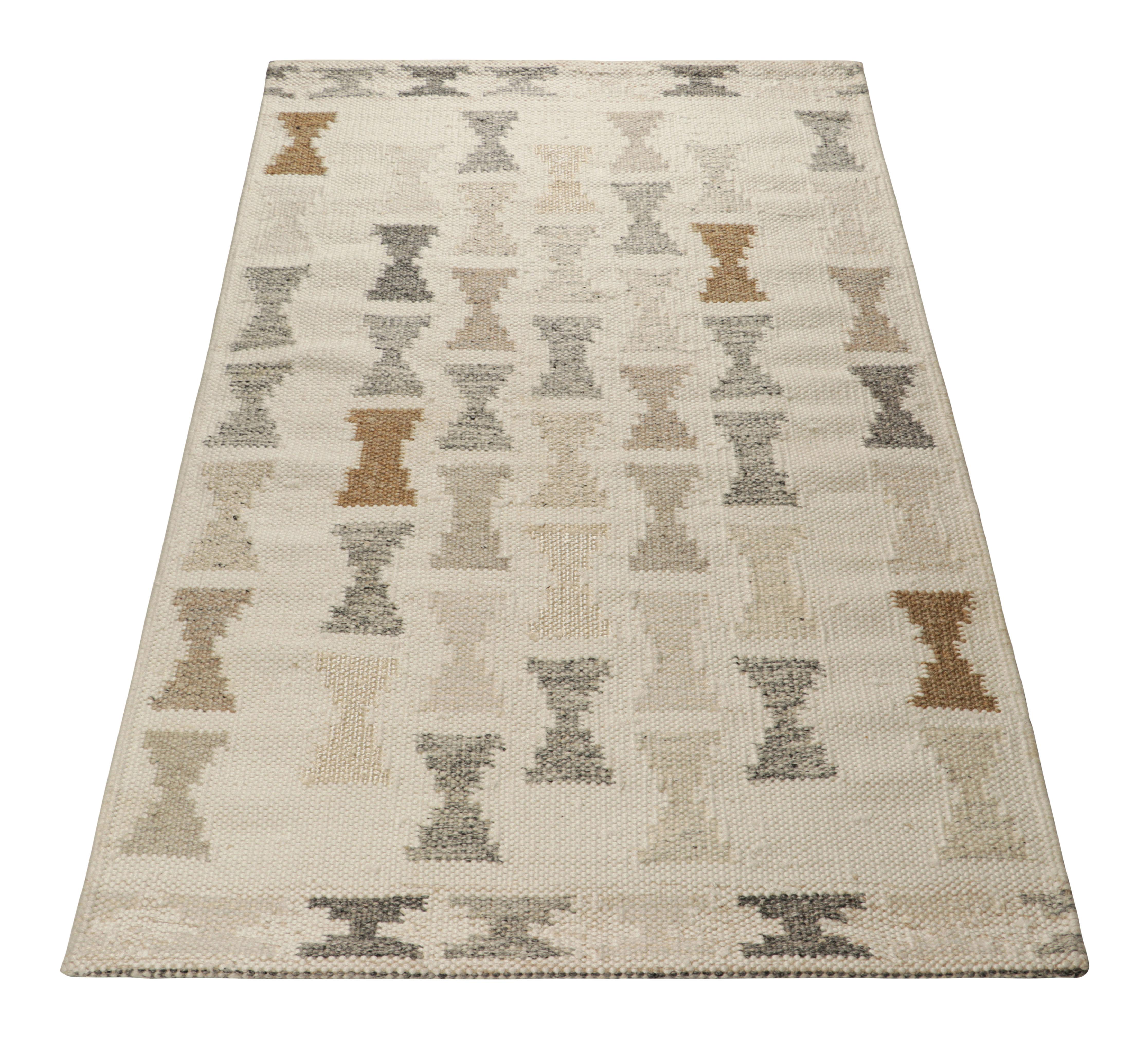Indiano Rug & Kilim è un tappeto in stile scandinavo in grigio e blu, con motivi a clessidra in vendita