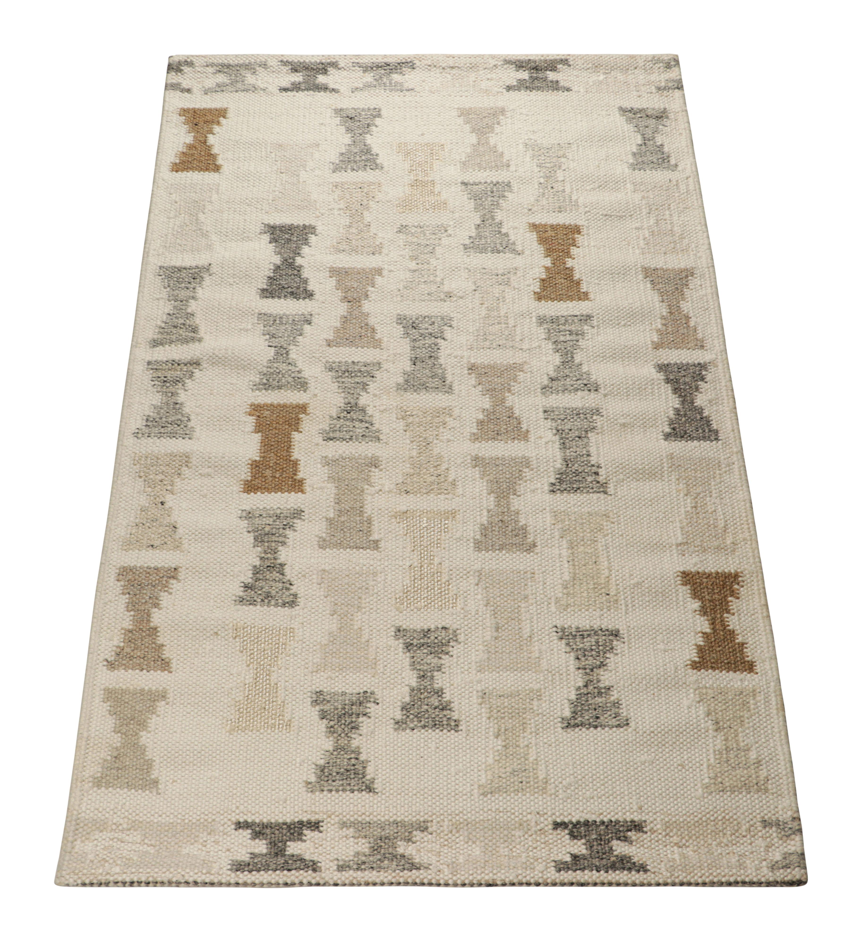 Tessuto a mano Rug & Kilim è un tappeto in stile scandinavo in grigio e blu, con motivi a clessidra in vendita