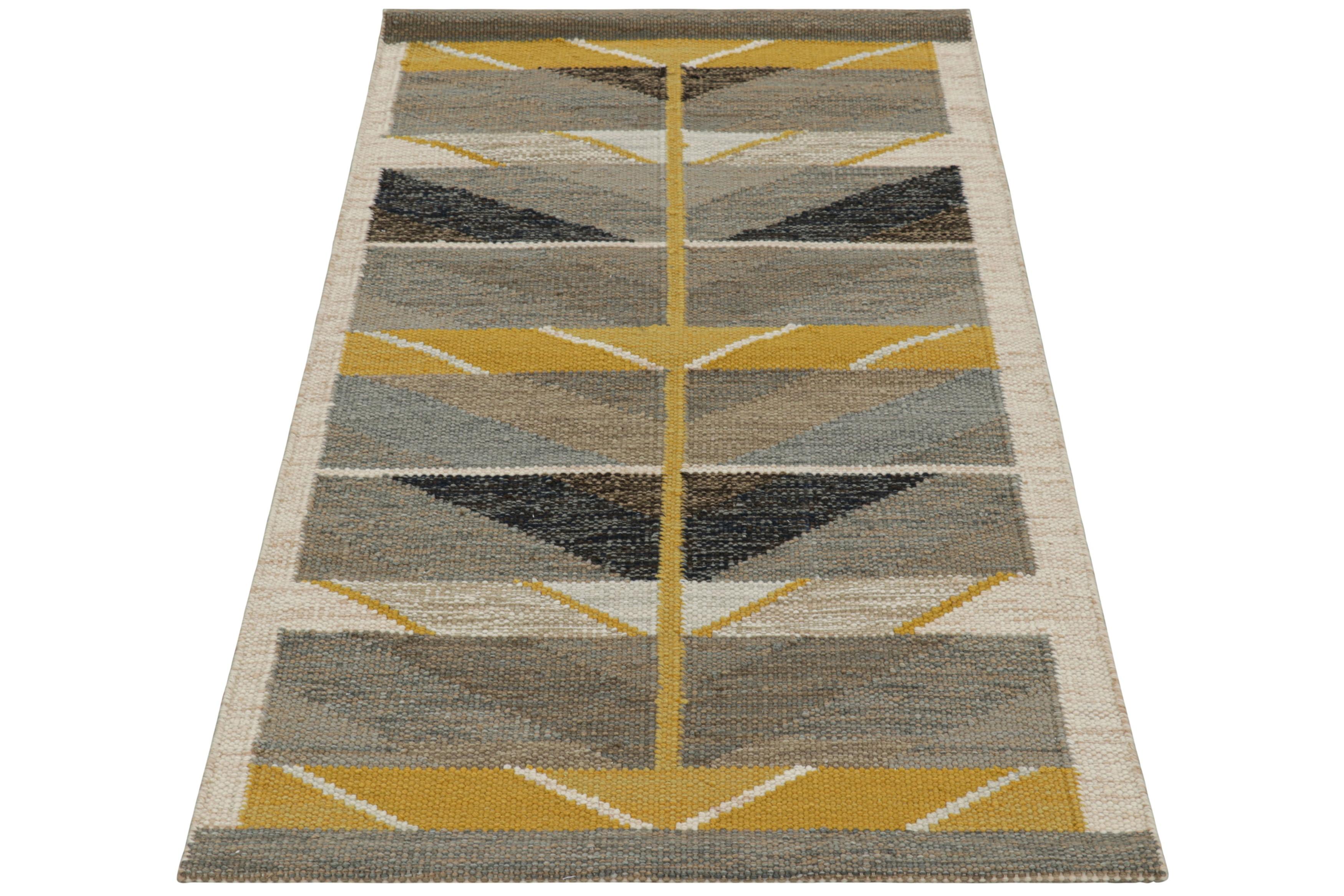 Rug & Kilim's Teppich im skandinavischen Stil in Grau und Gold mit Chevron-Mustern (Indisch) im Angebot
