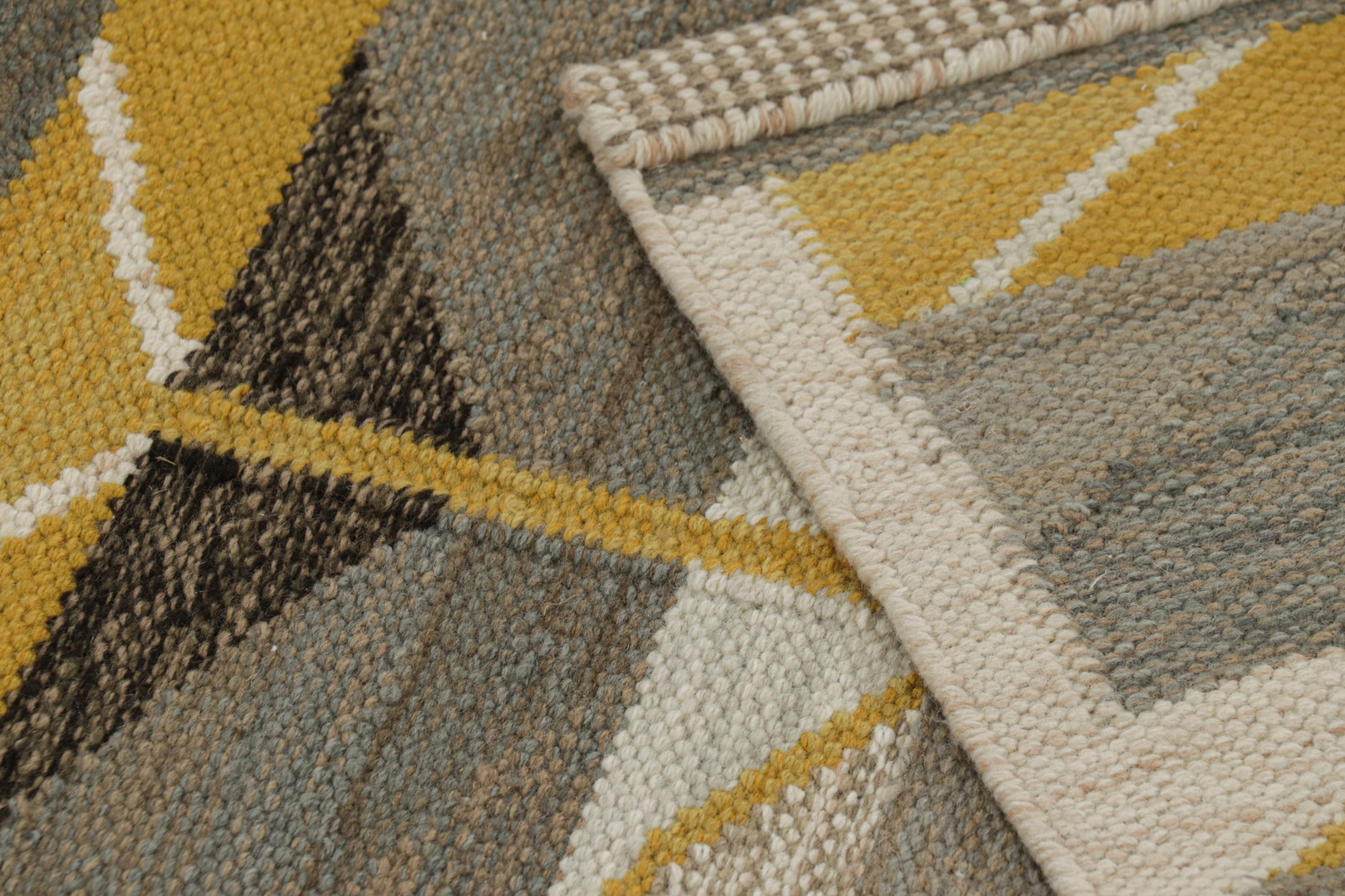 Rug & Kilim's Teppich im skandinavischen Stil in Grau und Gold mit Chevron-Mustern (21. Jahrhundert und zeitgenössisch) im Angebot