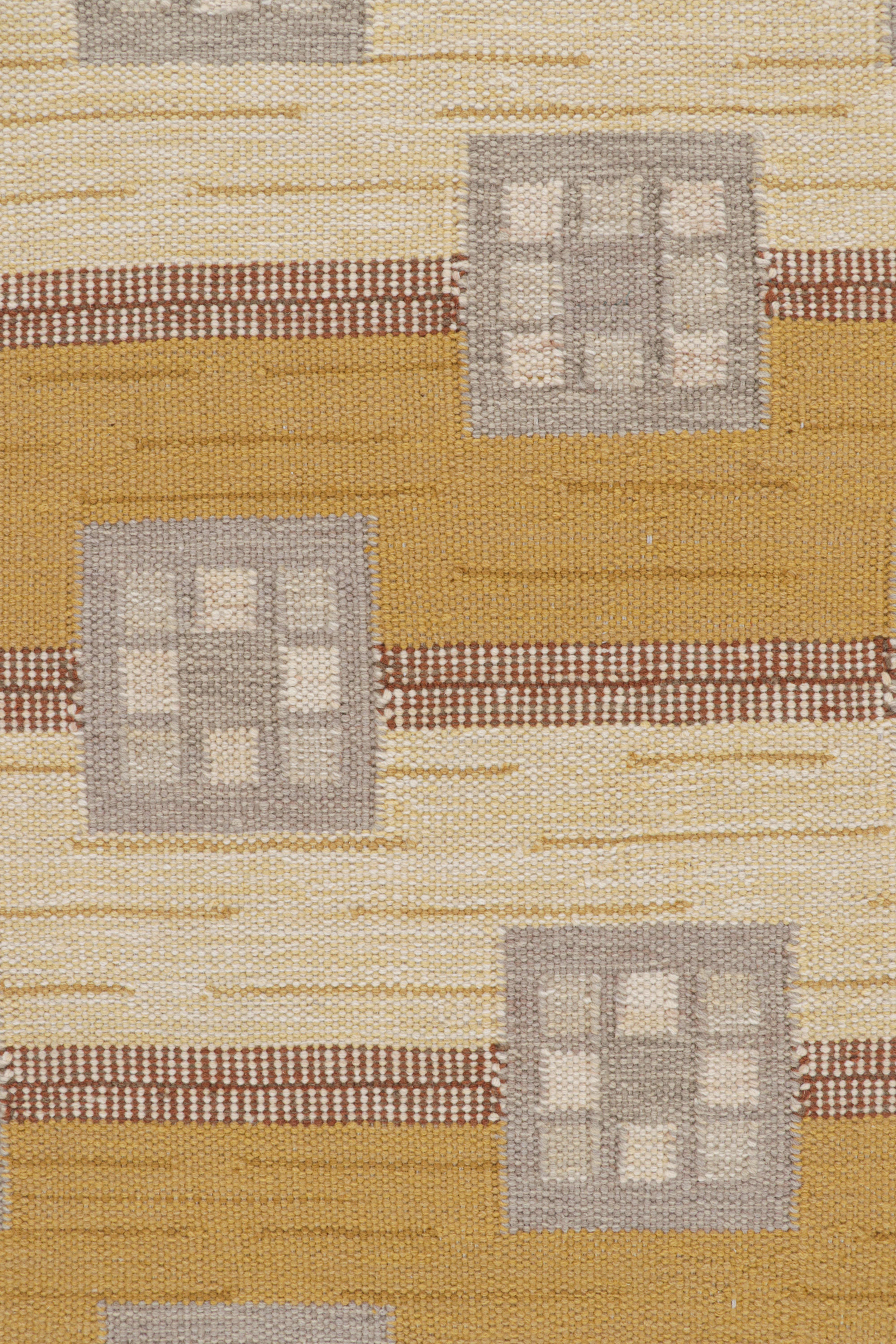 Moderno Rug & Kilim: Tappeto in stile scandinavo in grigio e oro con motivi geometrici in vendita