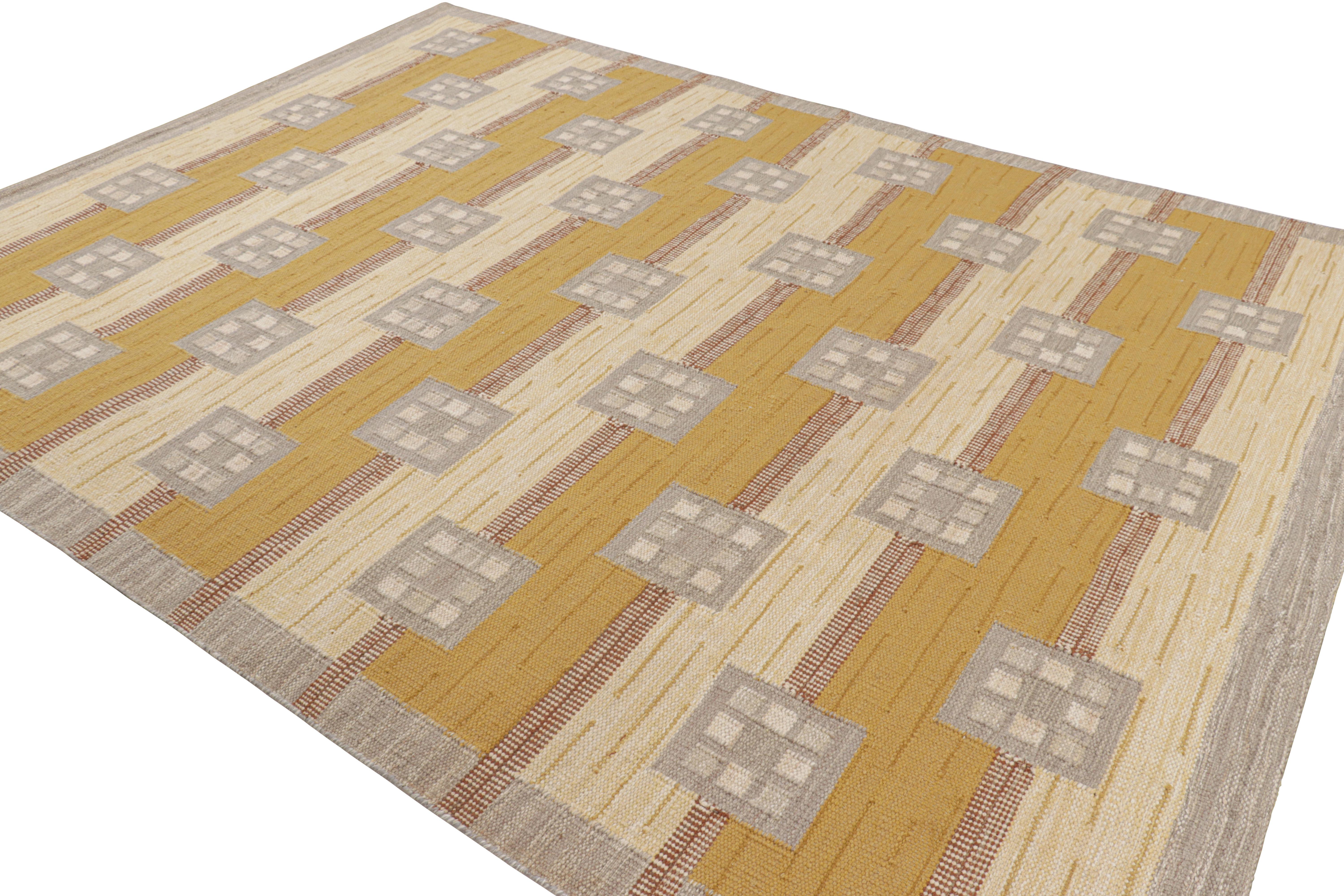 Tessuto a mano Rug & Kilim: Tappeto in stile scandinavo in grigio e oro con motivi geometrici in vendita