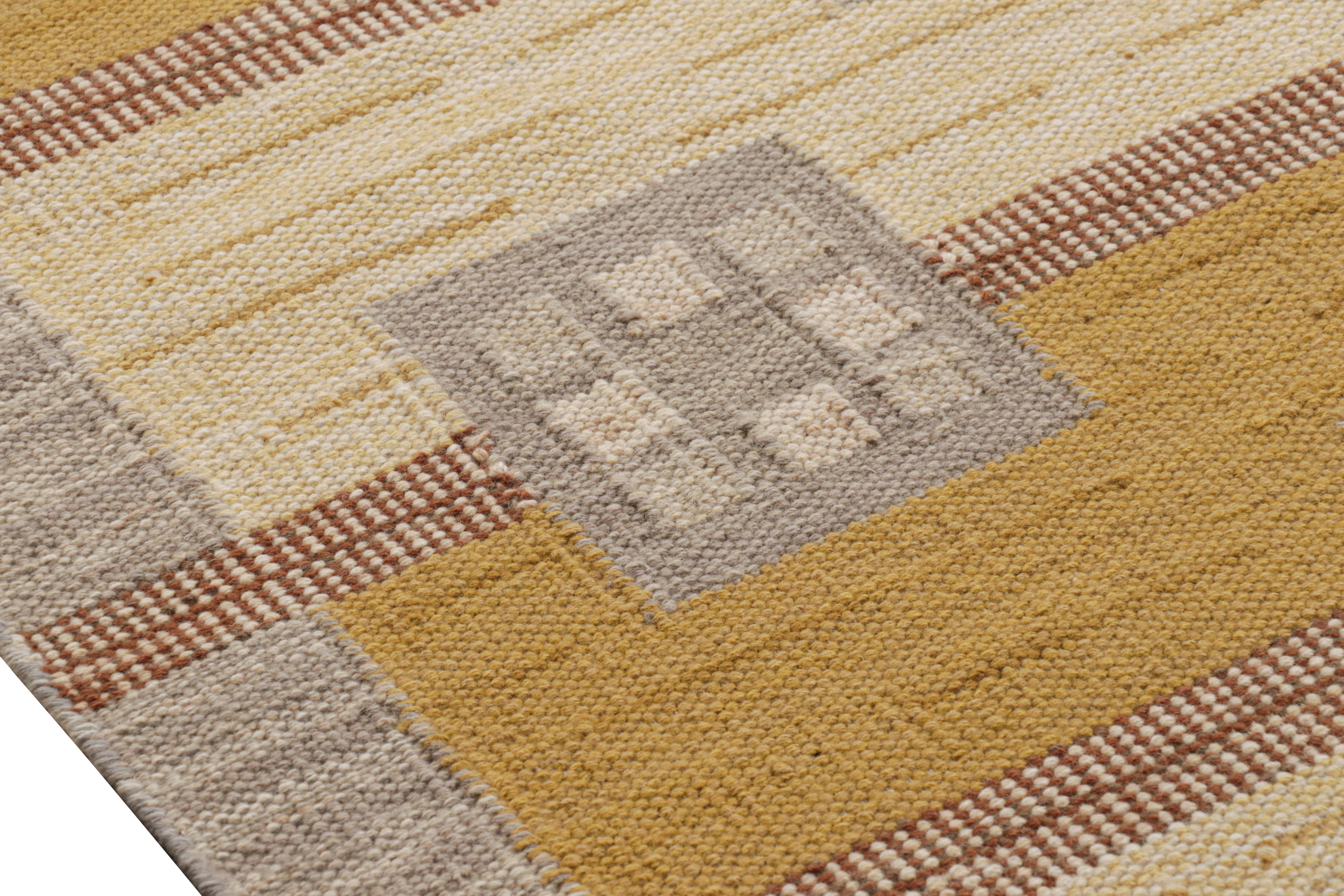 Rug & Kilim: Tappeto in stile scandinavo in grigio e oro con motivi geometrici In condizioni Nuovo in vendita a Long Island City, NY