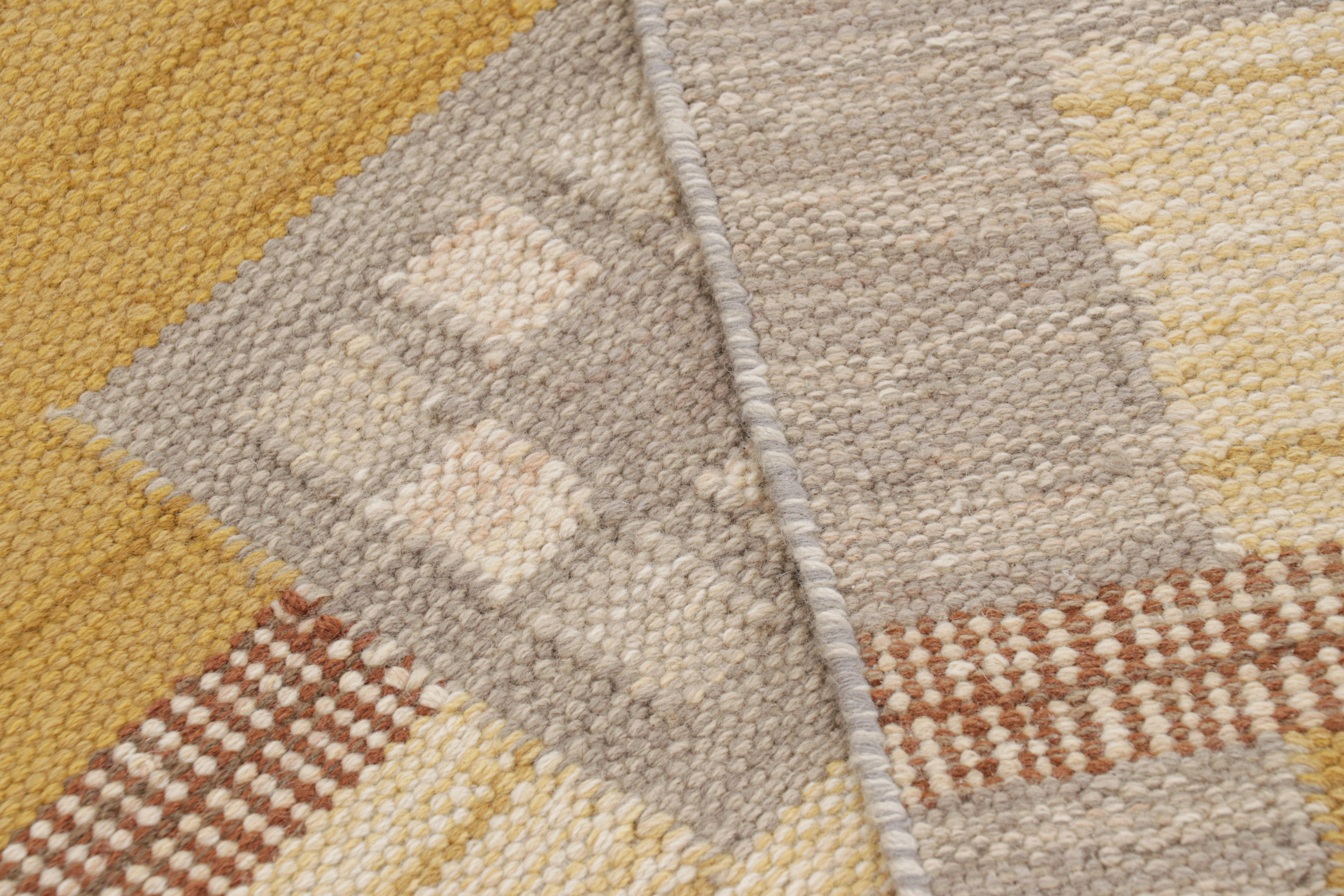 XXI secolo e contemporaneo Rug & Kilim: Tappeto in stile scandinavo in grigio e oro con motivi geometrici in vendita