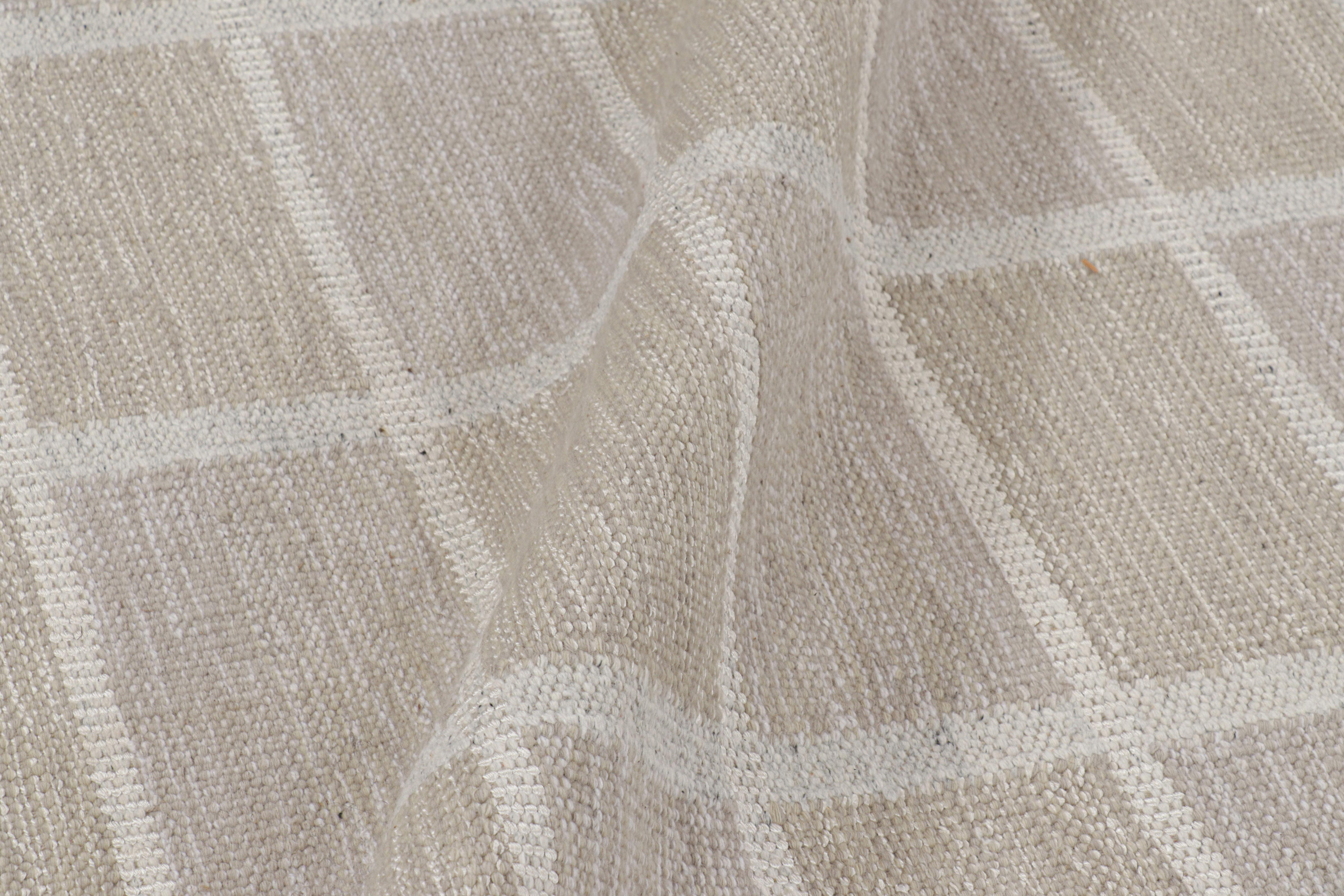 Rug & Kilim’s Scandinavian Style Rug in Gray and White with Geometric Patterns In New Condition For Sale In Long Island City, NY