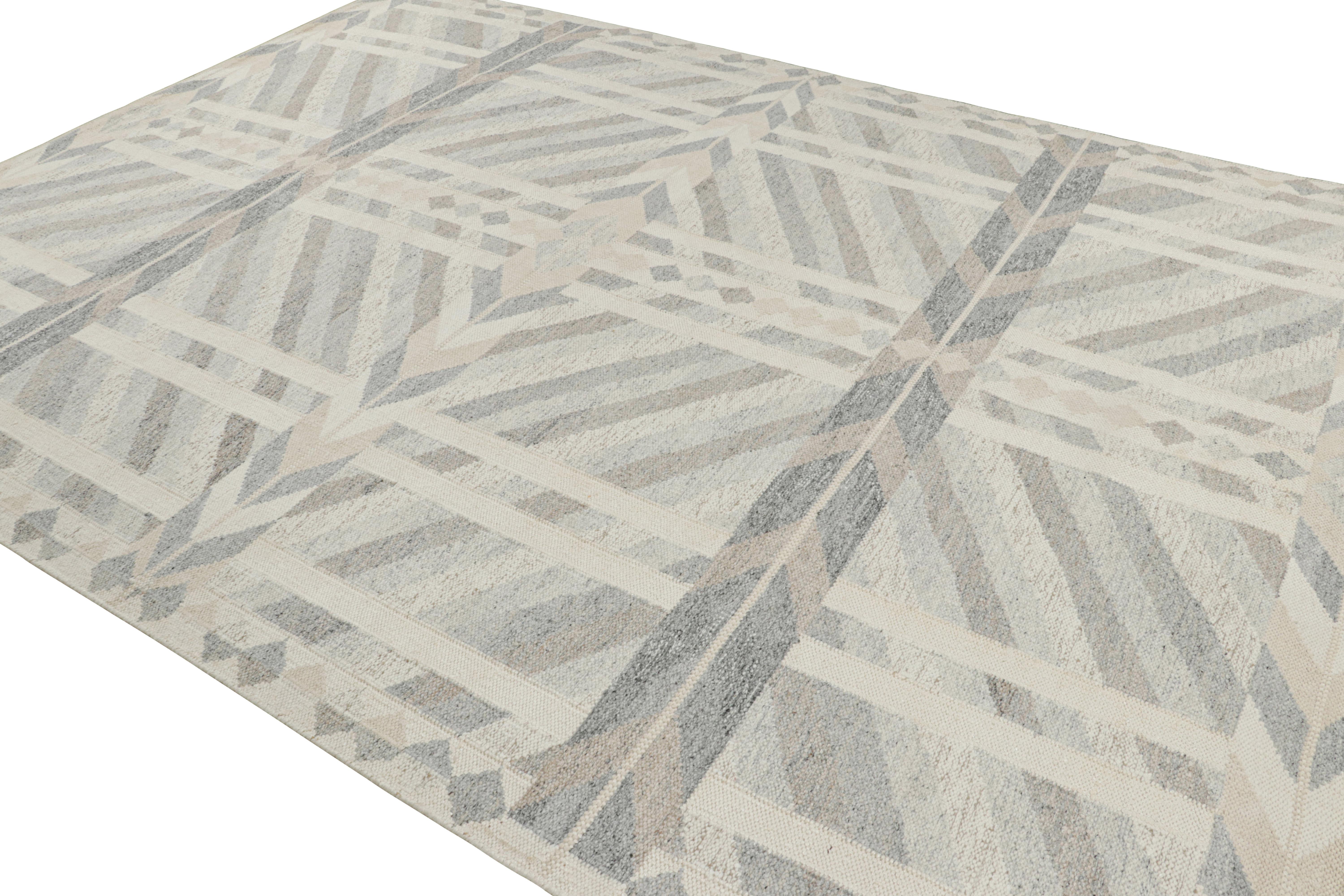 Rug & Kilim's Teppich im skandinavischen Stil in grau-beige und weiß-geometrischen Mustern (Indisch) im Angebot