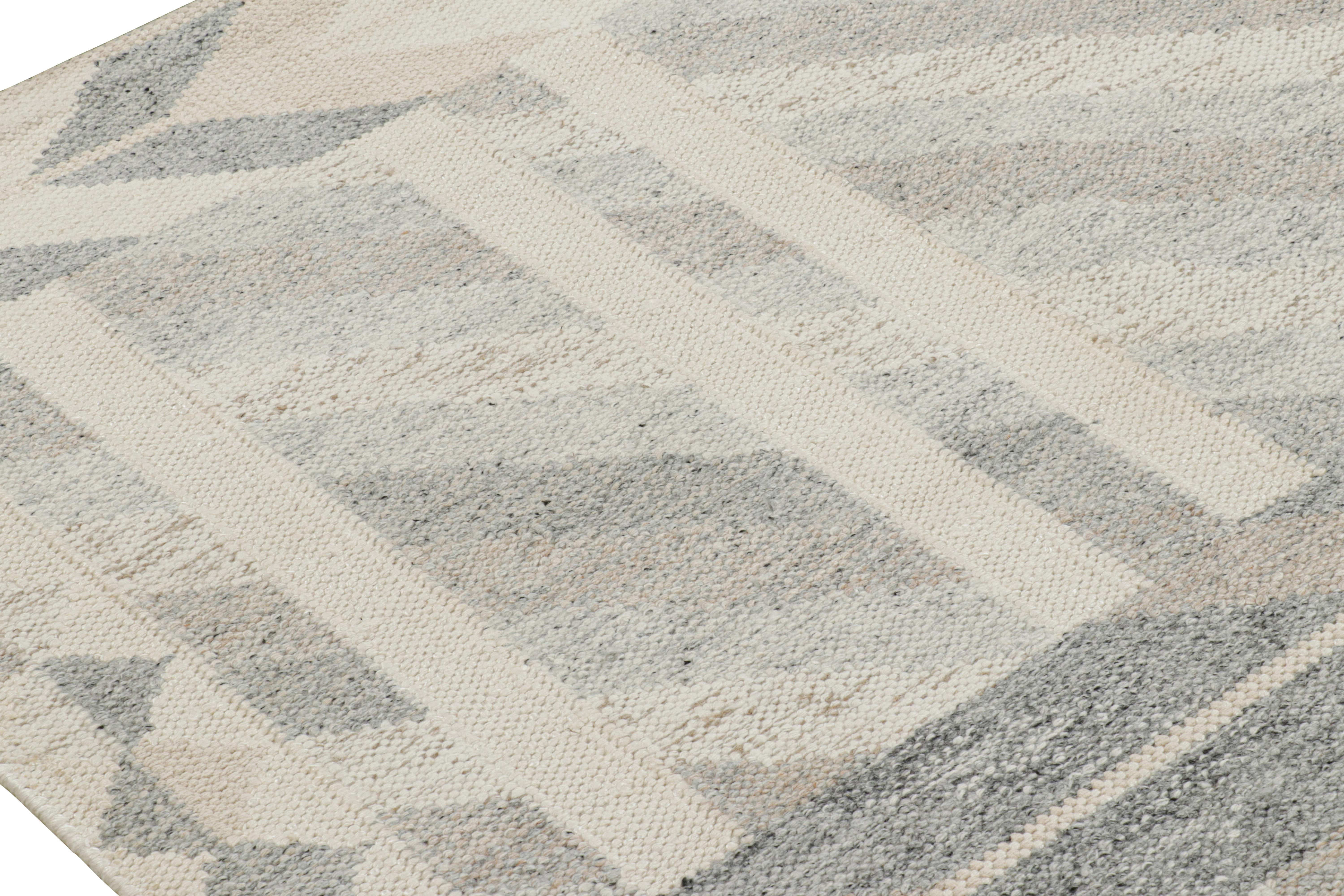 Rug & Kilim's Teppich im skandinavischen Stil in grau-beige und weiß-geometrischen Mustern im Zustand „Neu“ im Angebot in Long Island City, NY